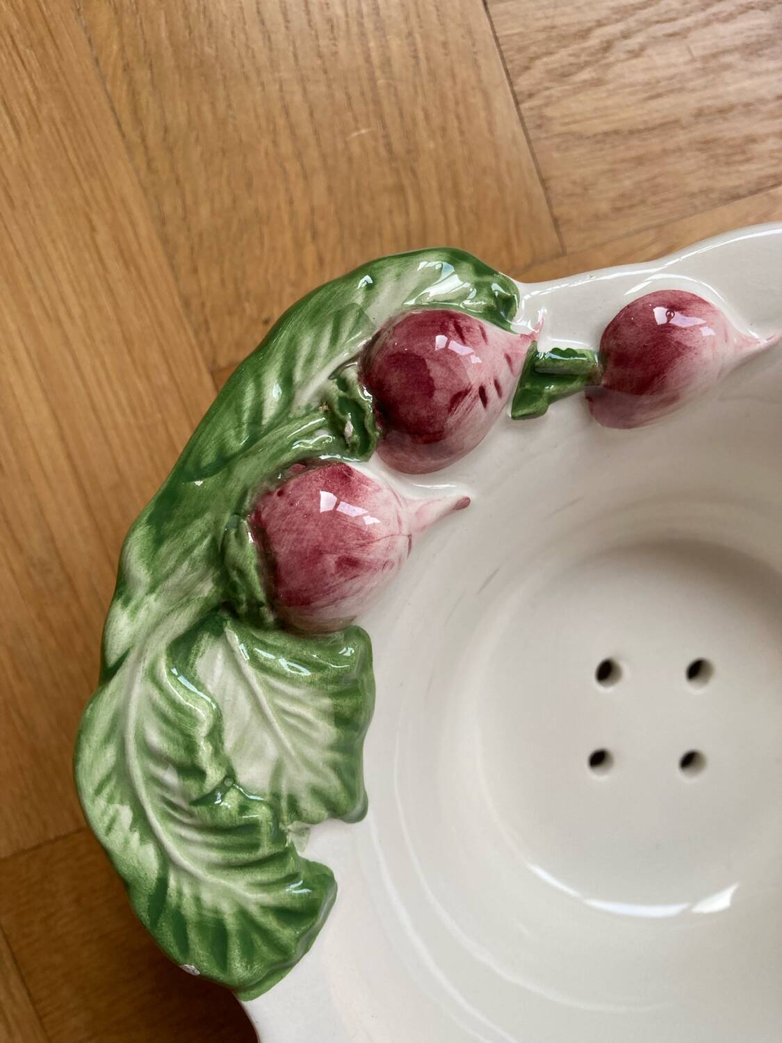 Fg Radish Barbotine Drainer Bowl