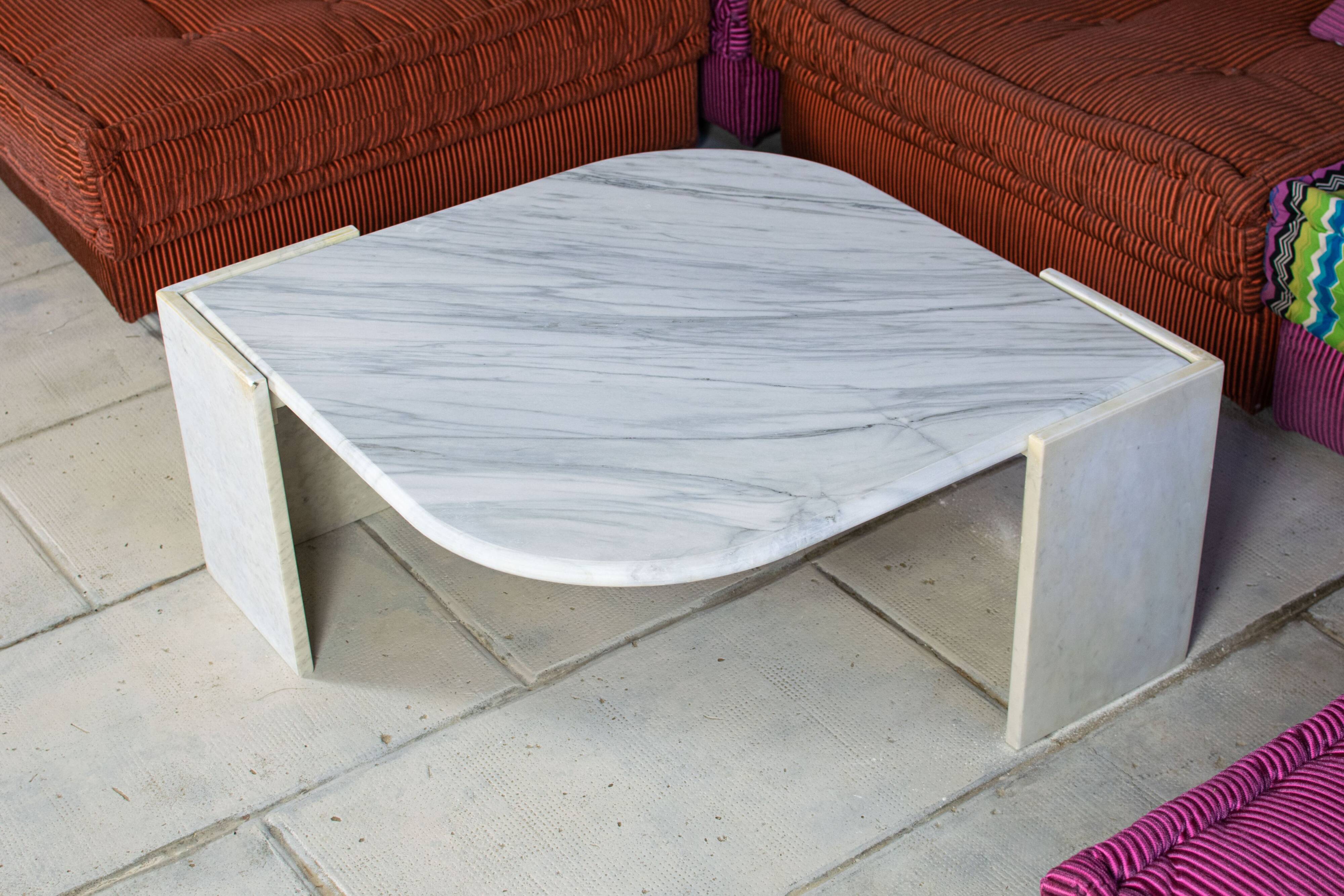 Table basse en marbre forme oeil 1970