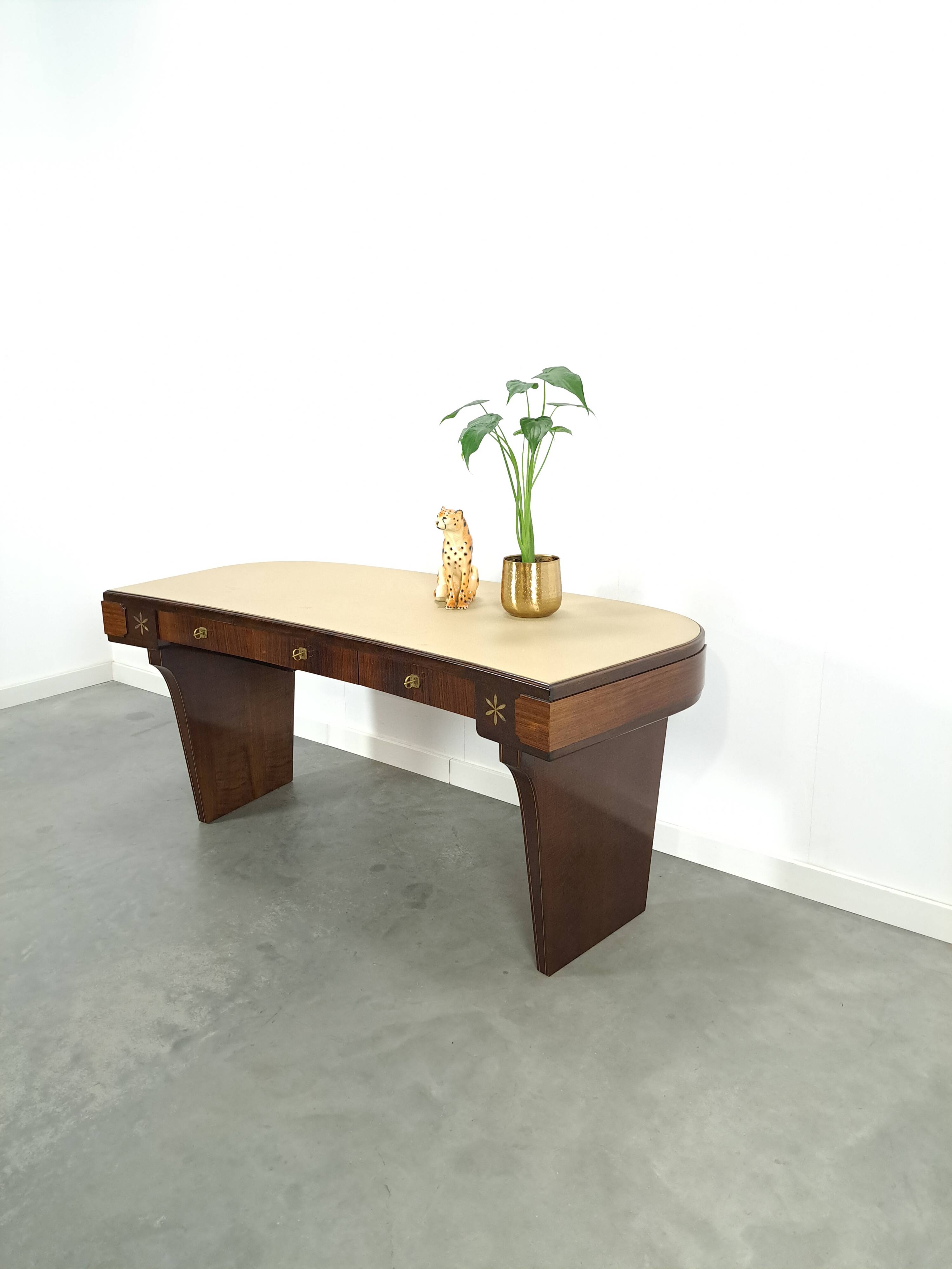 Vrijstaand Art Deco bureau met licht blad en lades