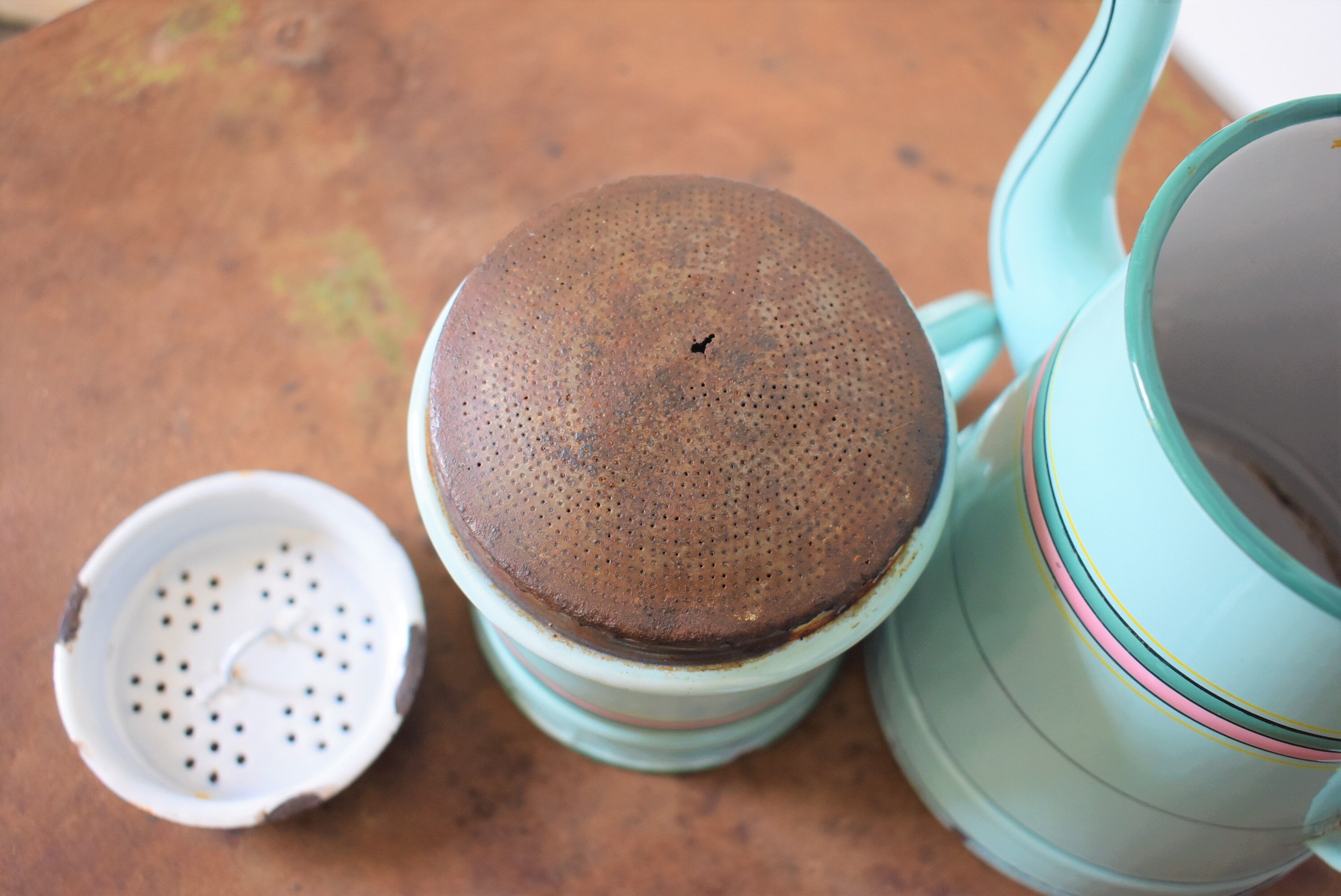 Pretty enamelled filter coffee maker