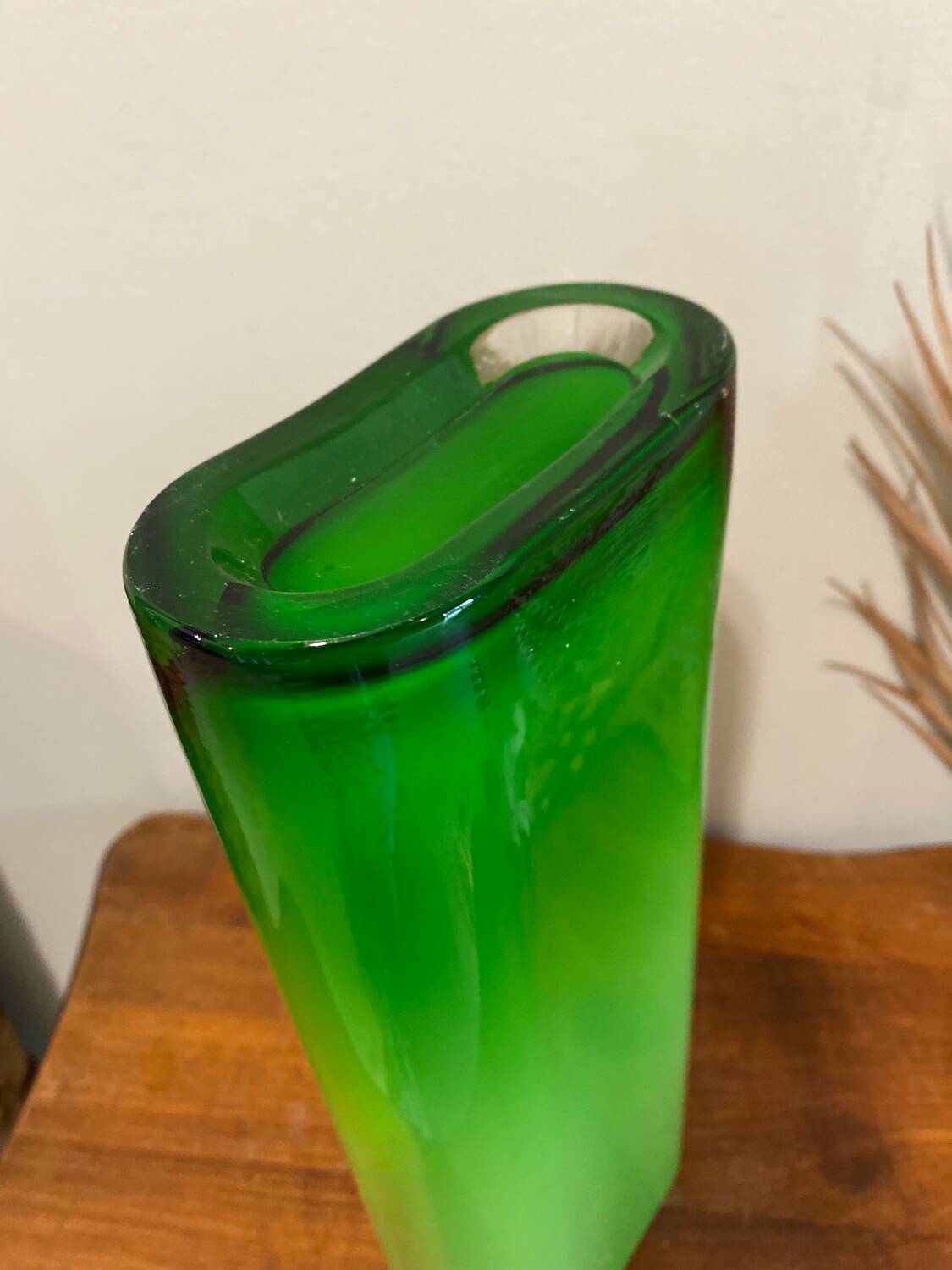 Vase en verre vert acidulé