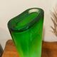 Vase en verre vert acidulé