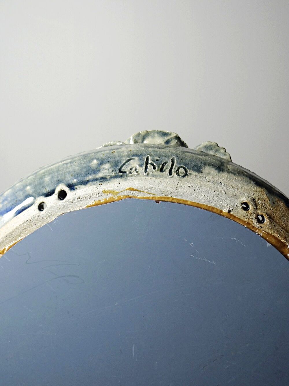 Round wall mirror in blue stoneware La Borne Catido floral decoration 1960 - Accidents