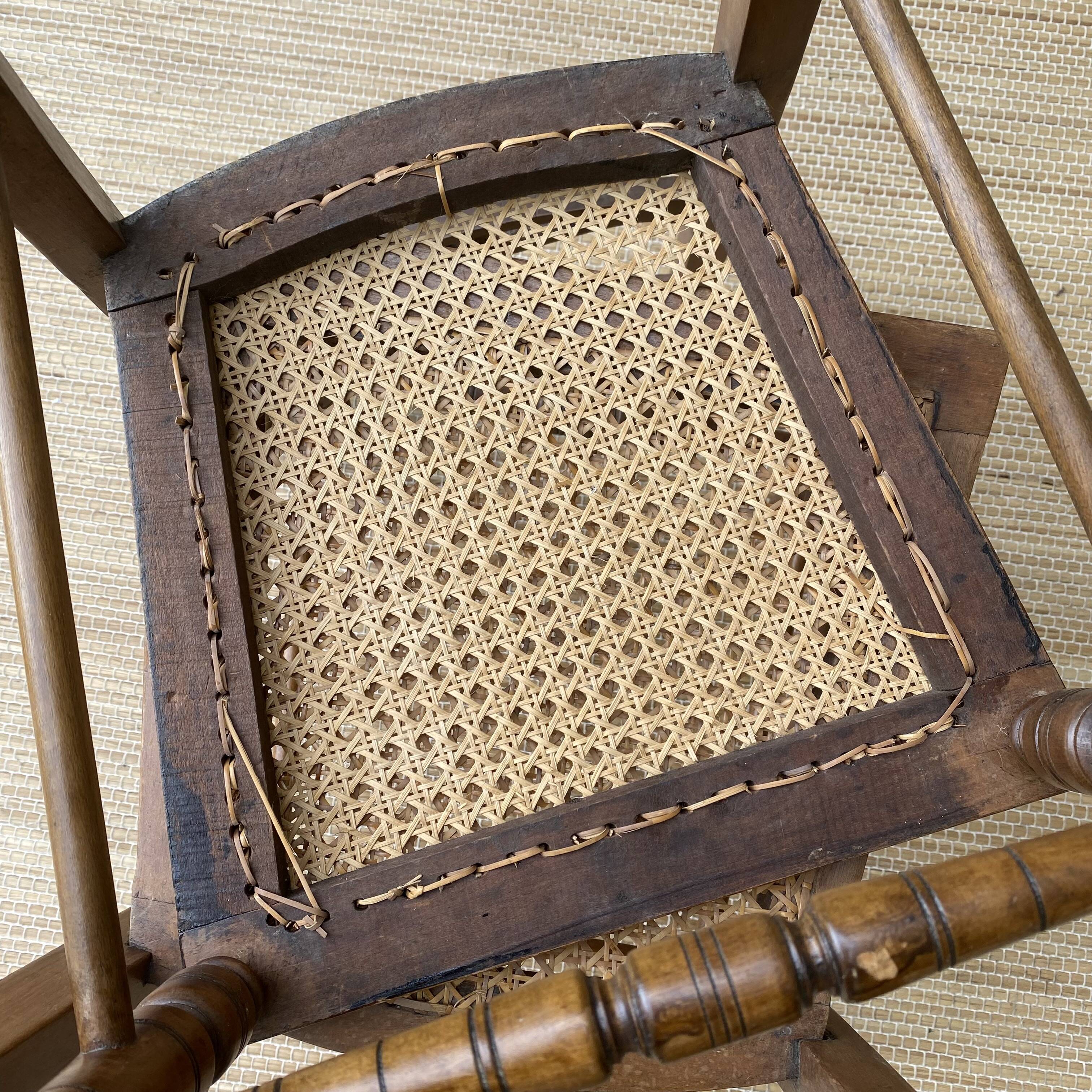 Chaises anciennes en bois et cannage
