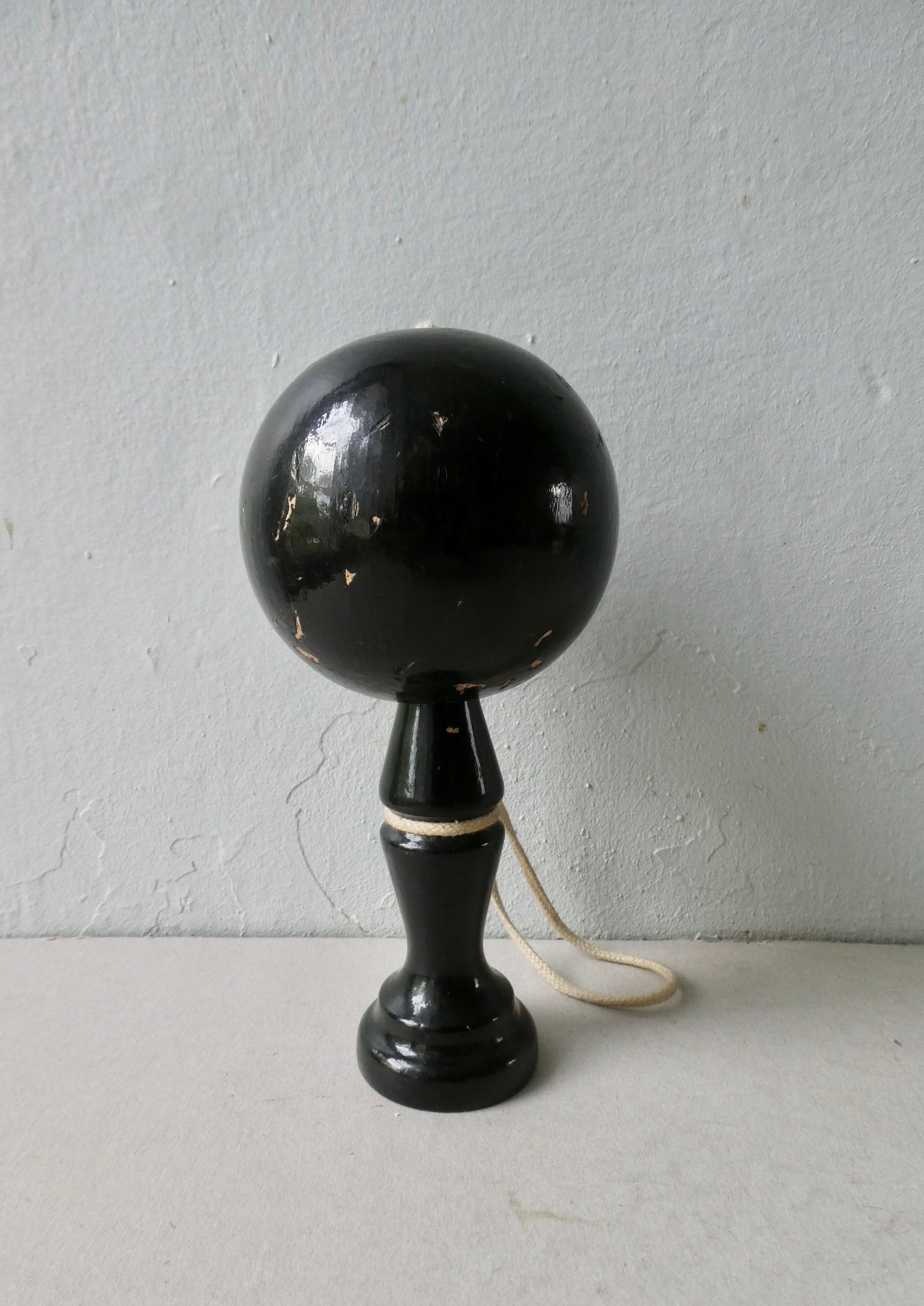 Bilboquet old lacquered black 18 cm