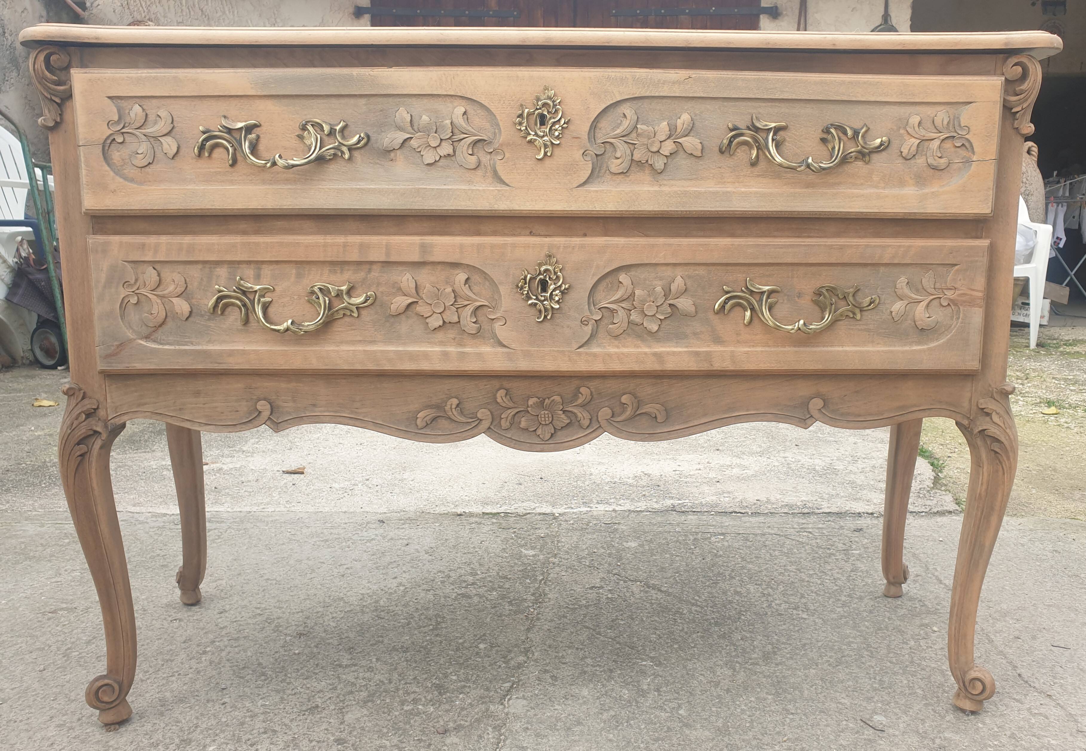 Commode dite " sauteuse " en bois massif
