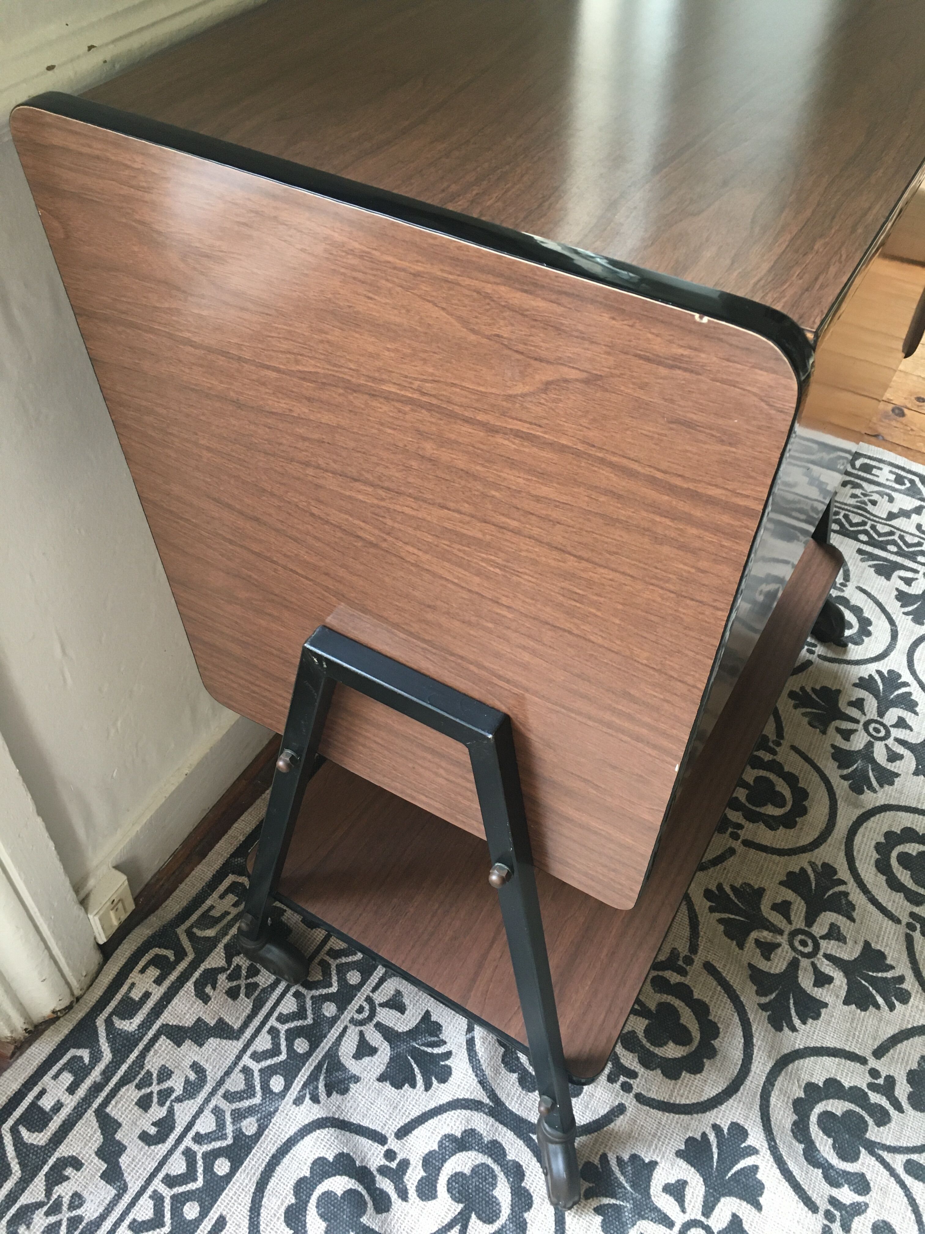 Meuble bar à roulettes en formica 50/60