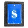 Lettre S sur plaques métalliques