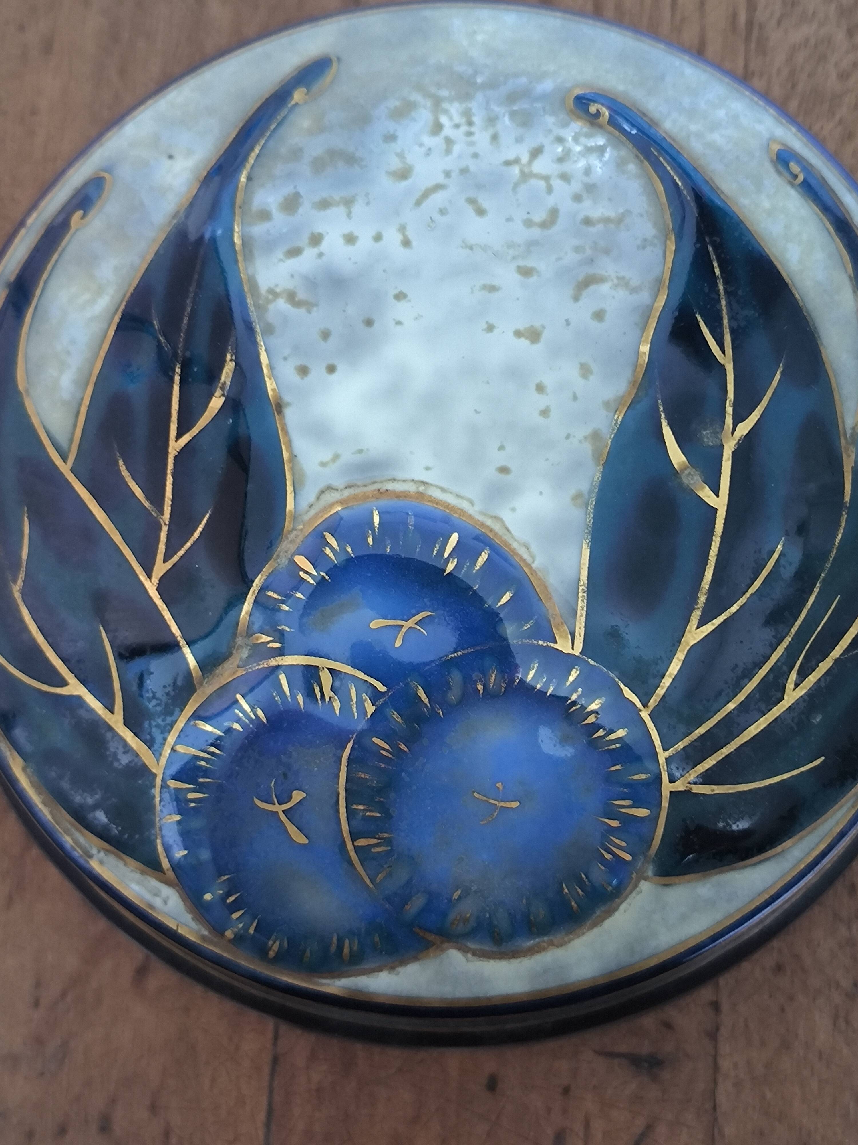 Camille THARAUD Signed circular porcelain box. 15 cm