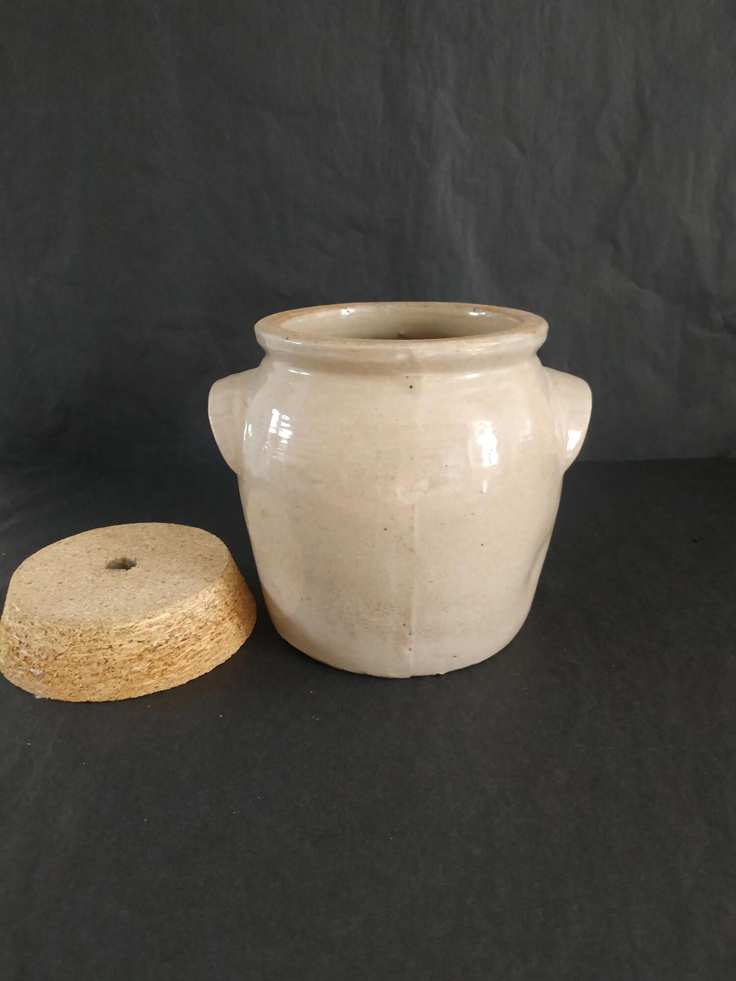 Greige sandstone pot with lid