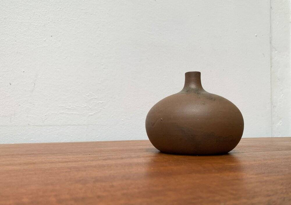 Minimalist ceramic vase from a German studio by Siegfried Gramann for Töpferhof Römhild, 1960s.