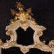 Grand miroir laqué et doré de style Louis XV du 20e siècle.
