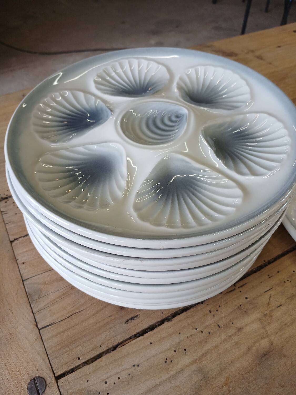11 plates and 1 oyster dish Moulin des Loups