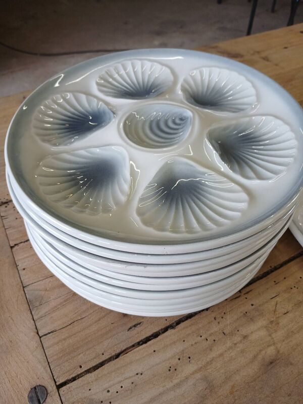 11 assiettes et 1 plat à huitres Moulin des Loups