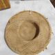 Chapeau de paille décoratif agrémenté de fleurs séchées