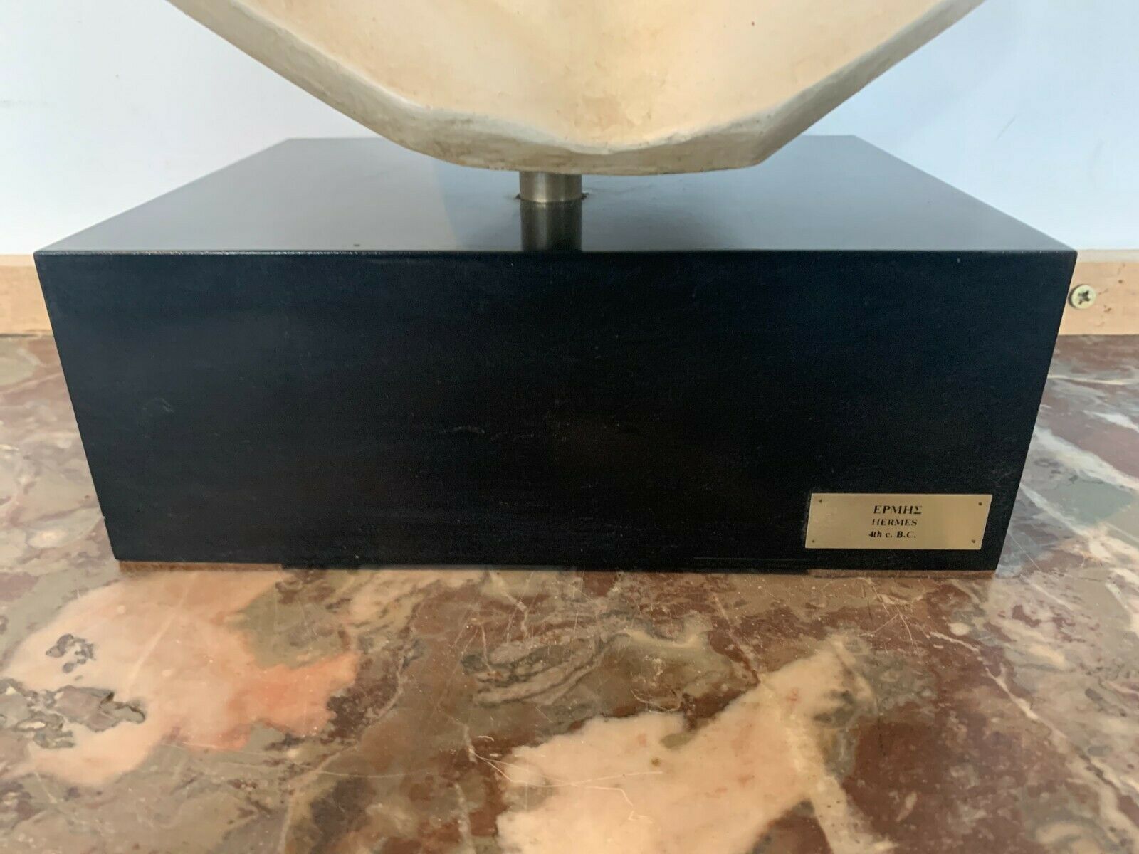 Buste d'Hermès en stuc patiné Socle en bois laqué noir XX siècle