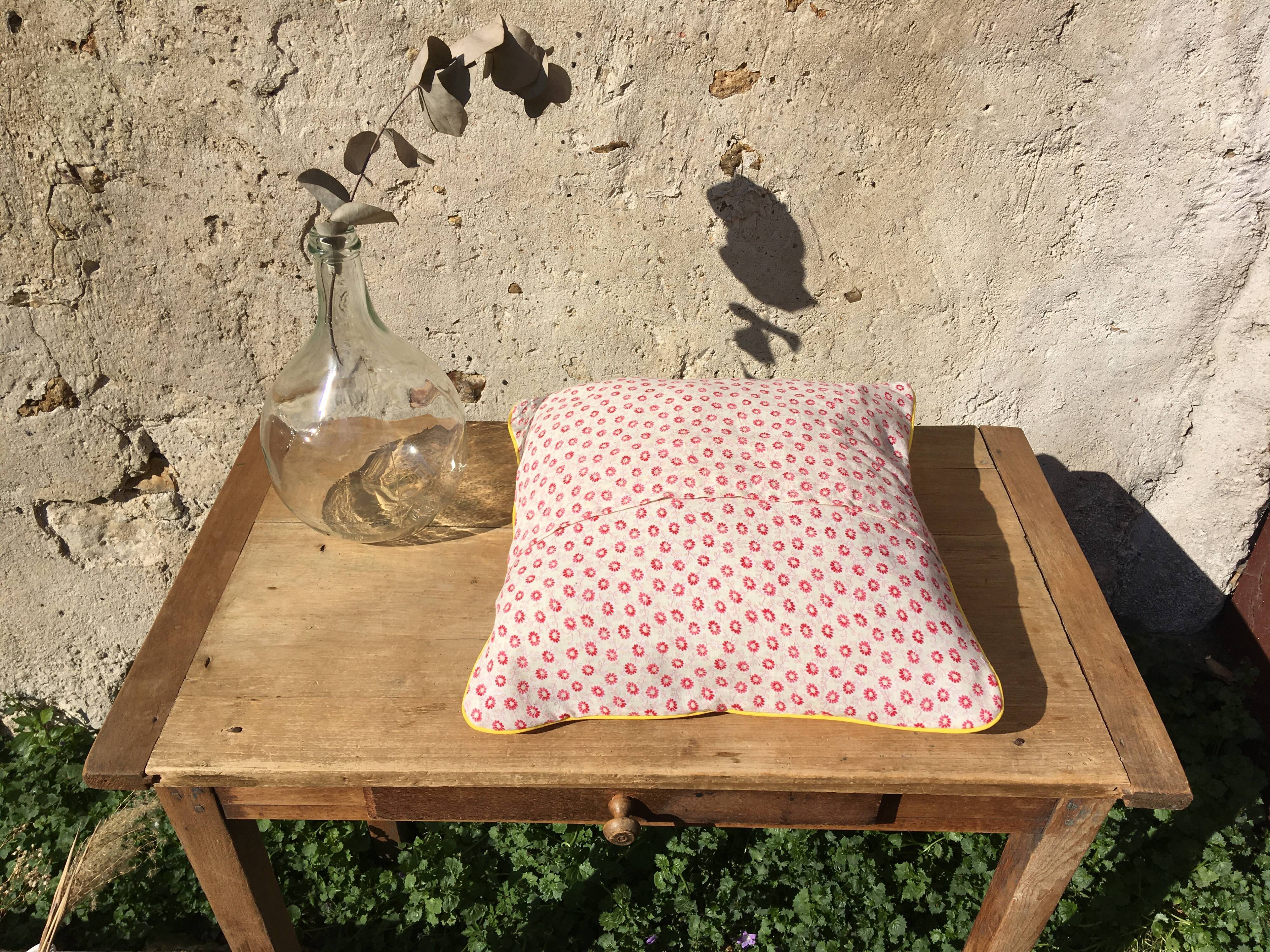Housse de coussin en tissu vintage brodé