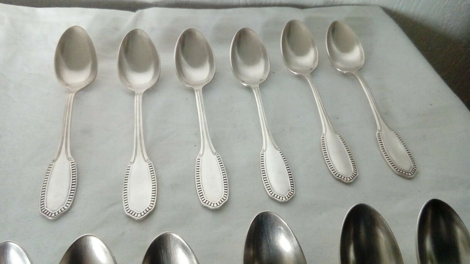 Set de 12 petites cuillères en métal argenté modèle perle et coquille