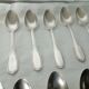 Set de 12 petites cuillères en métal argenté modèle perle et coquille