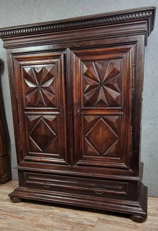 LXIII period cabinet with diamond points in molded walnut / 17th century