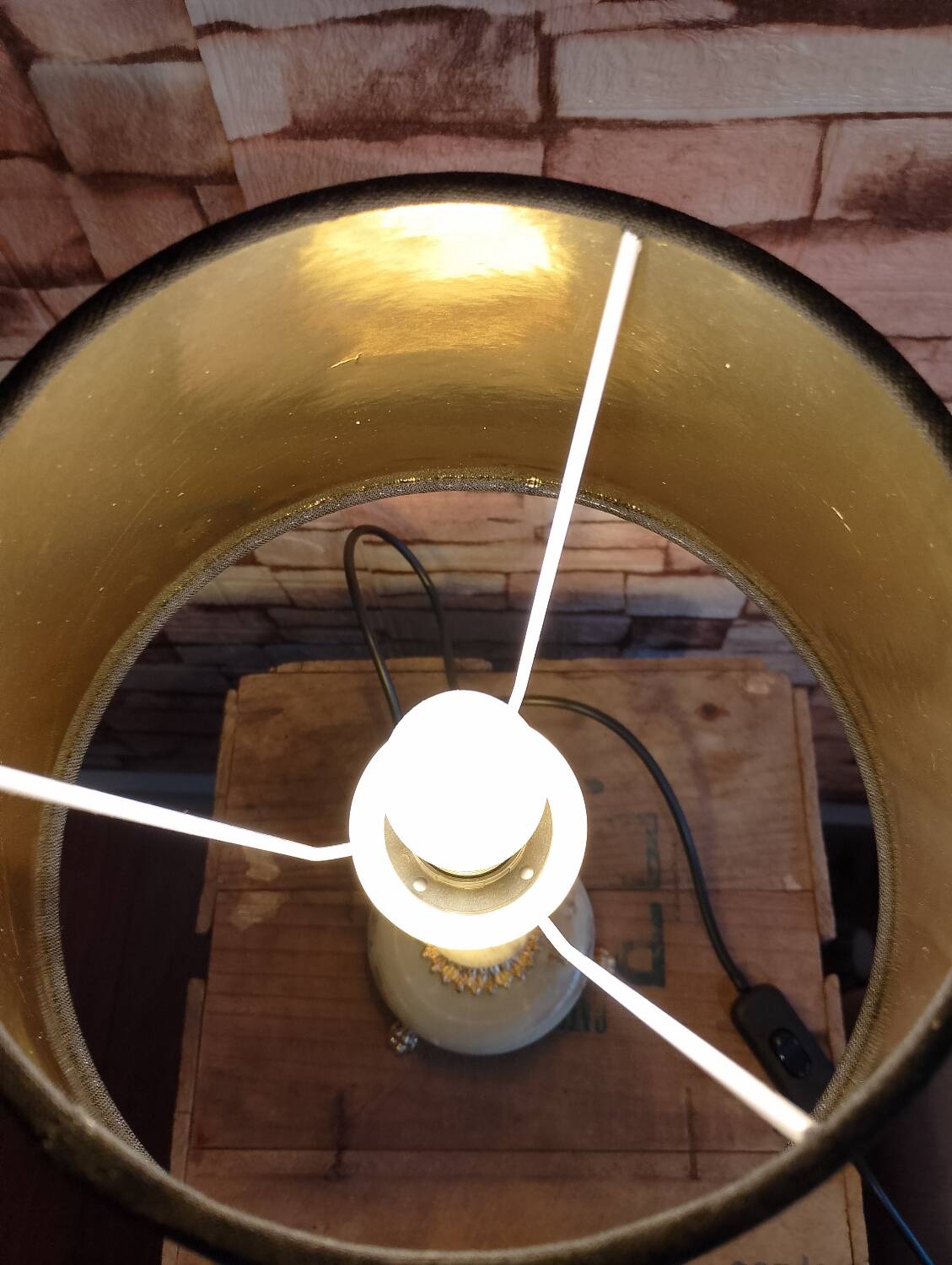 Sell a prestigious lamp made of genuine Onyx and chiselled gilded bronze.