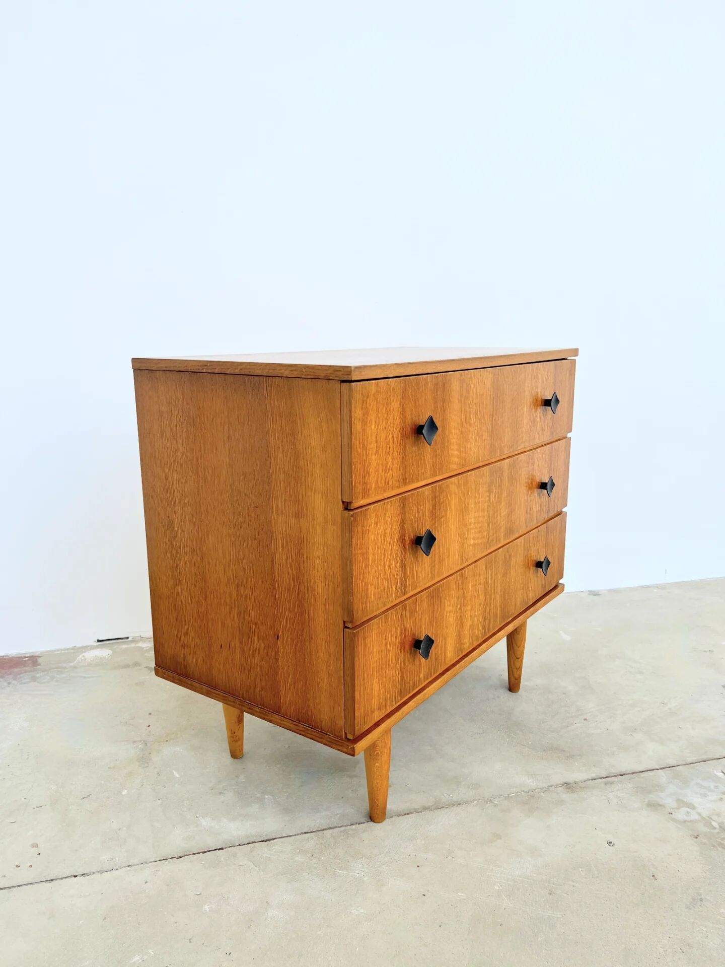 Commode scandinave 3 tiroirs en chêne, boutons noirs — années 60