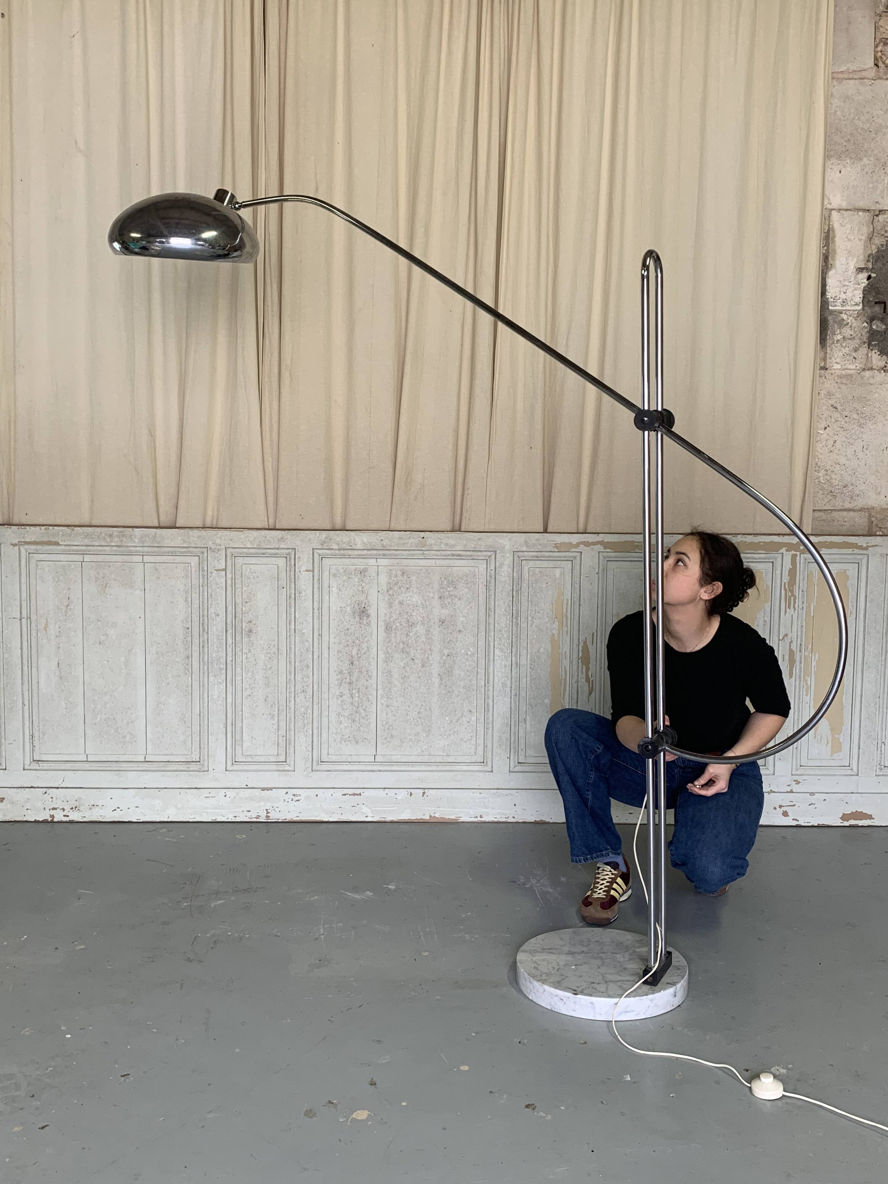 Large adjustable "Arc" lamp in marble and chrome, Italian design from the 1970s.
