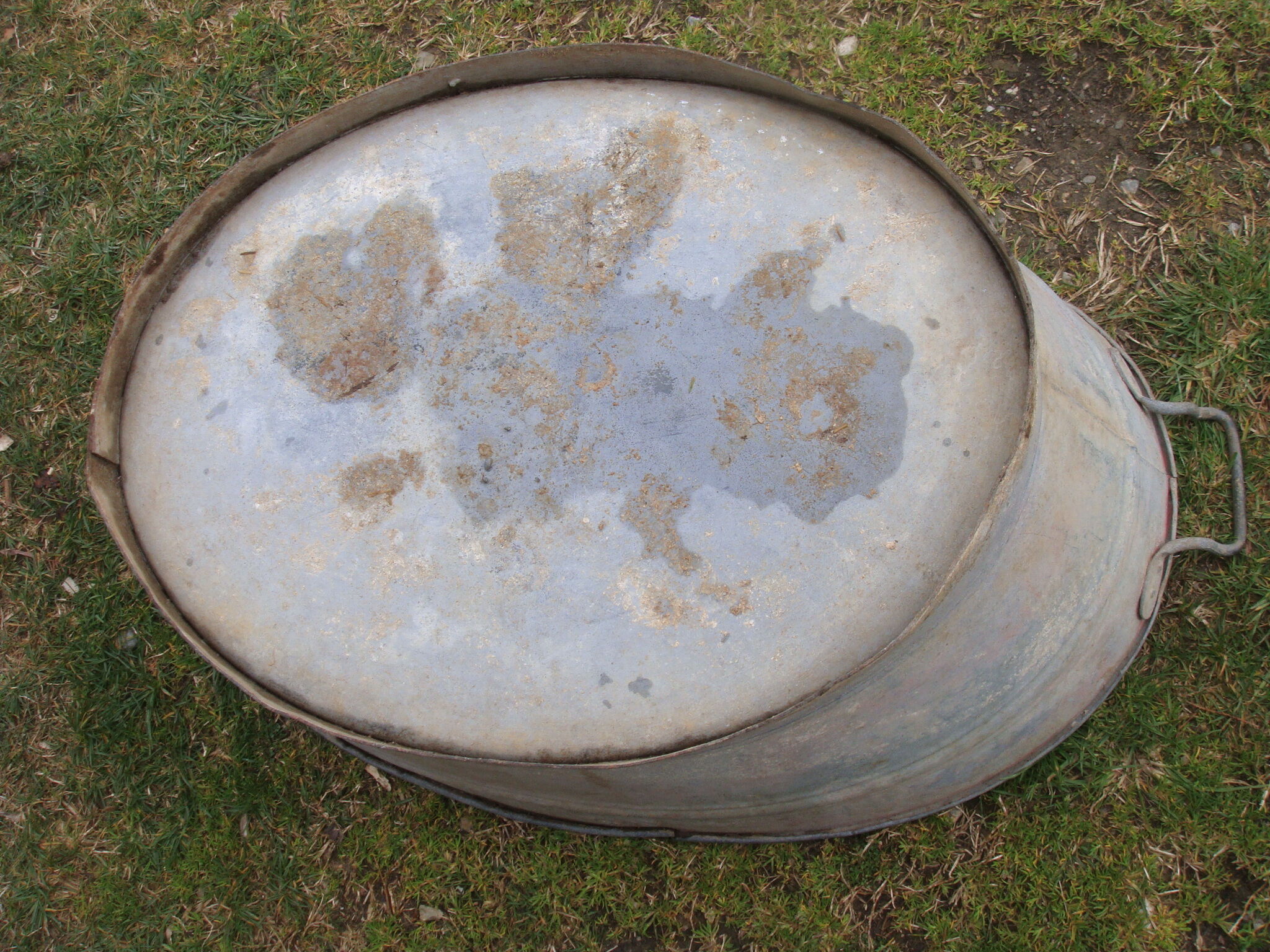 Old oval zinc basin 65 liters