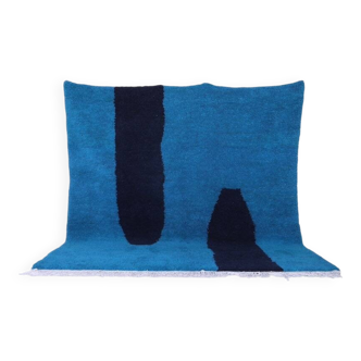 Handmade artisan rug in beige, size 150x250 cm.