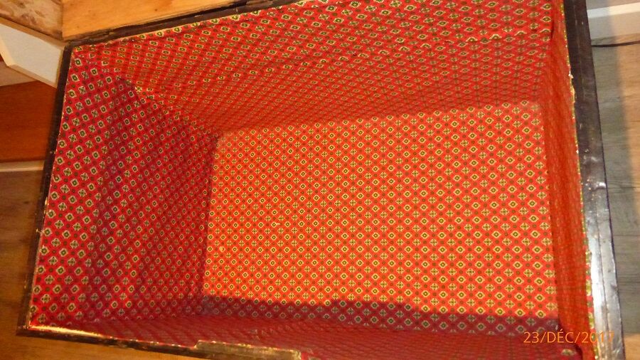 Trunk wooden color black and gold