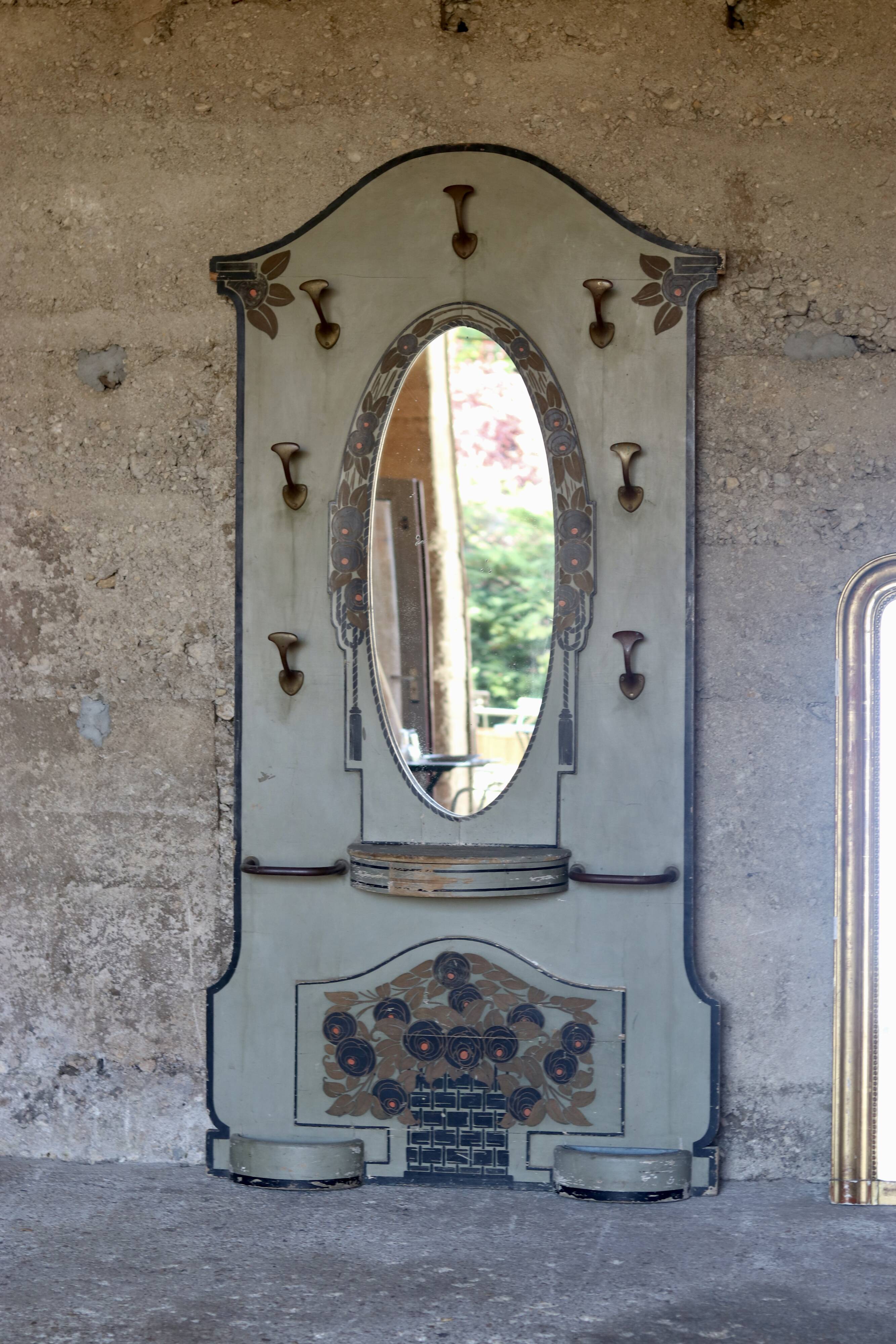 Grand vestiaire Art Deco en bois et laiton
