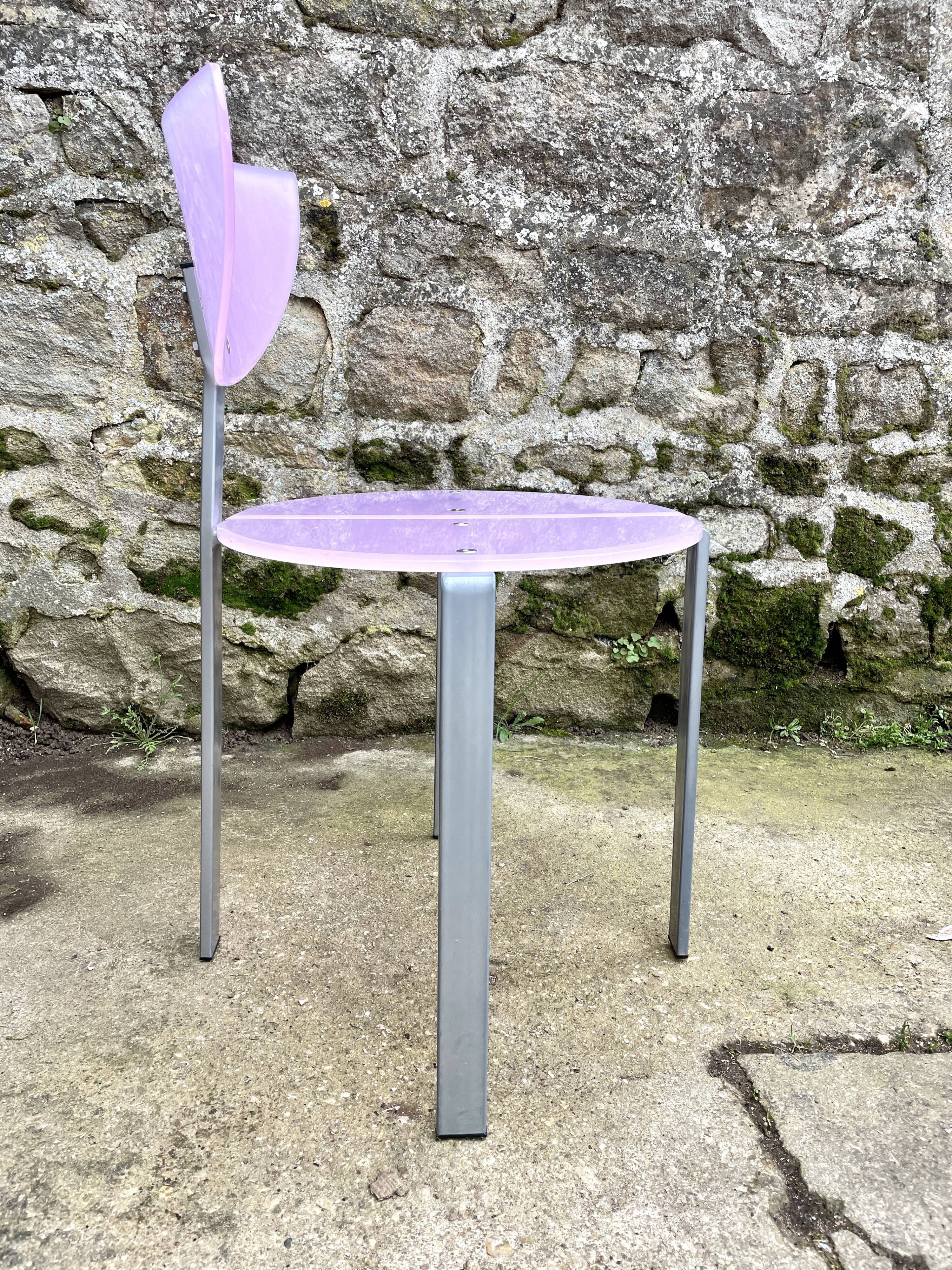 Serie de 8 chaises design en plexiglas parme