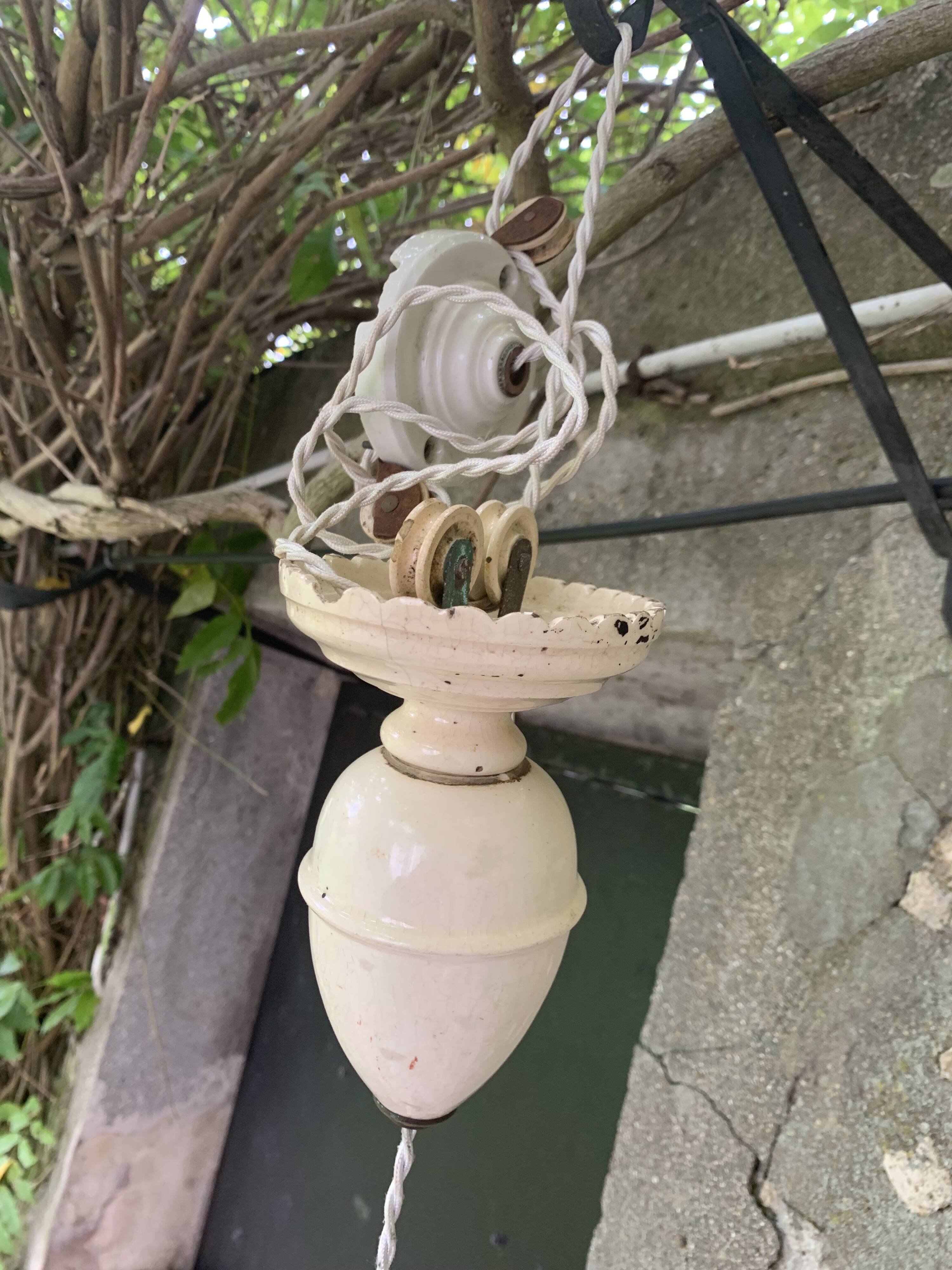 Lustre, suspension en opaline rose et intérieur blanc, complète ancienne