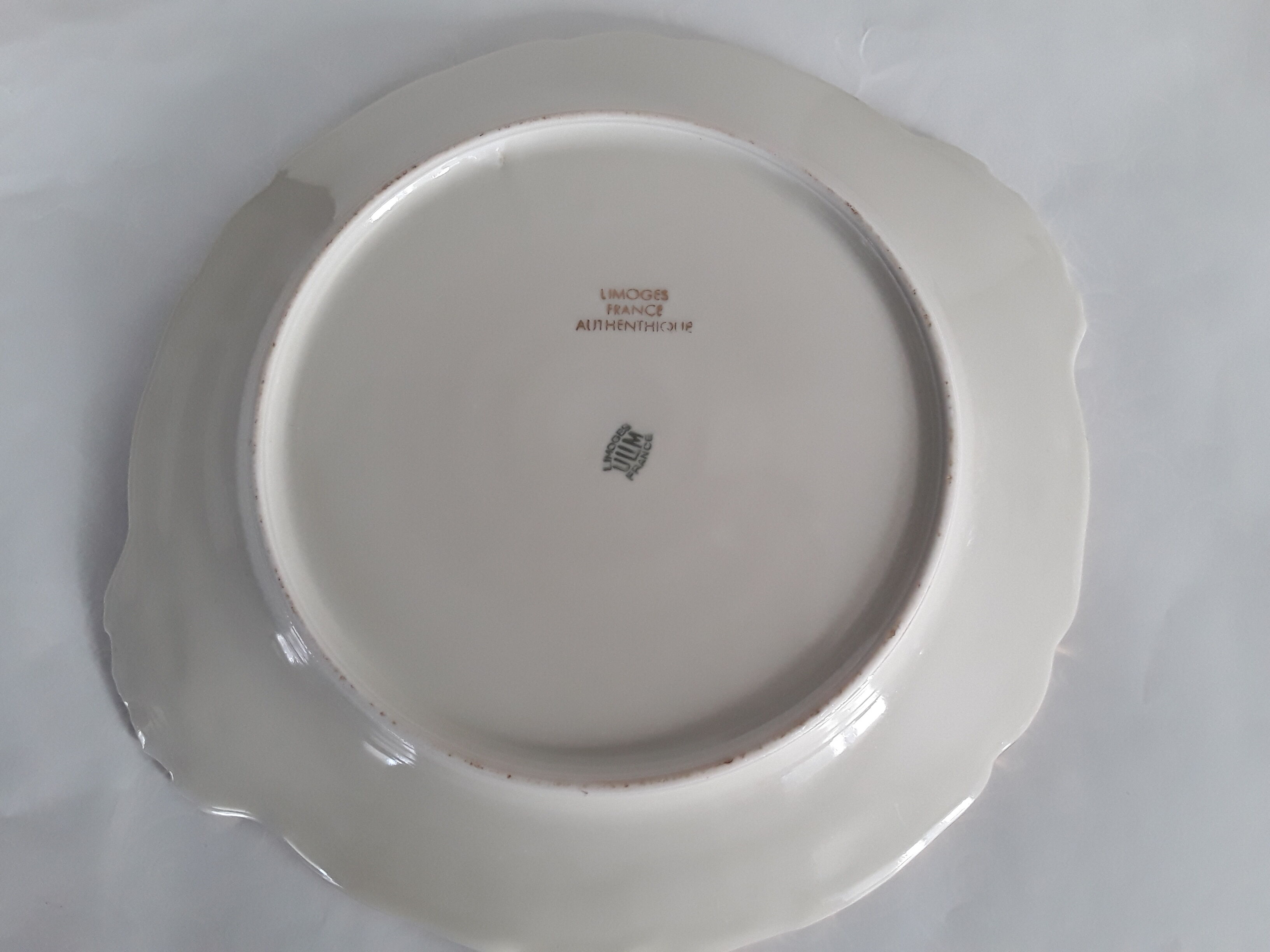 Porcelain dish decorated with golden flowers