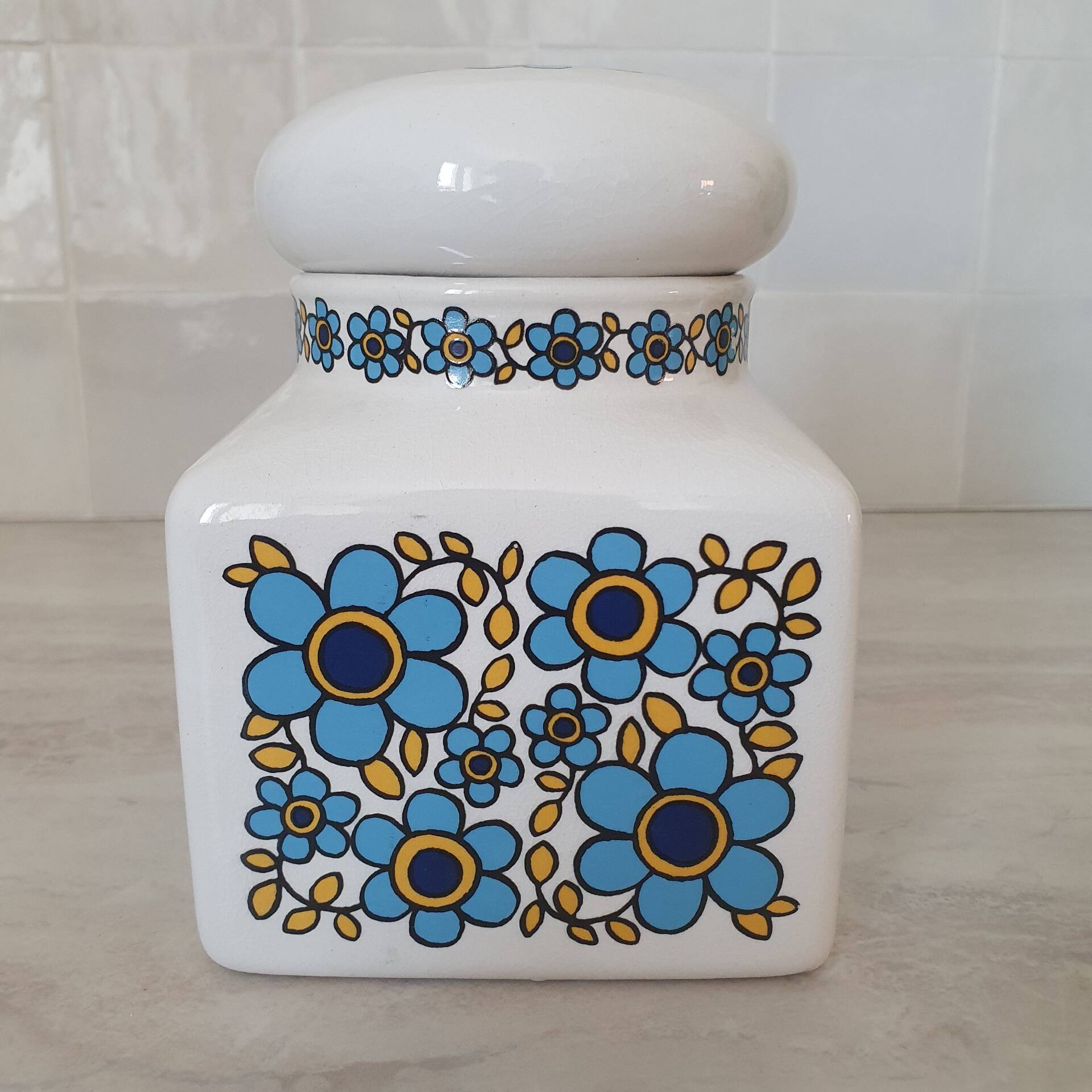 Ceramic storage pot with blue flower pattern Tauntun Vale / England