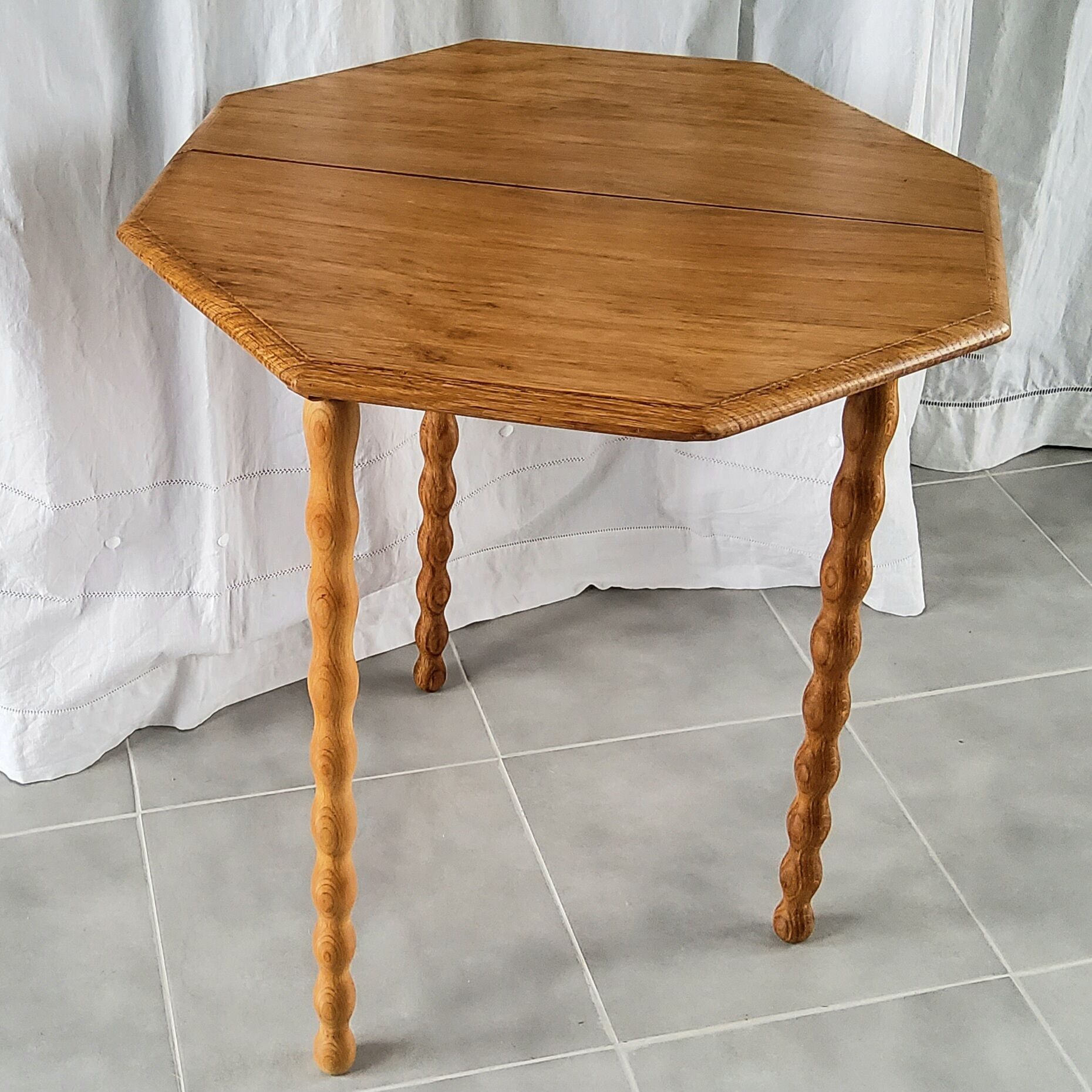 Table pieds tournés