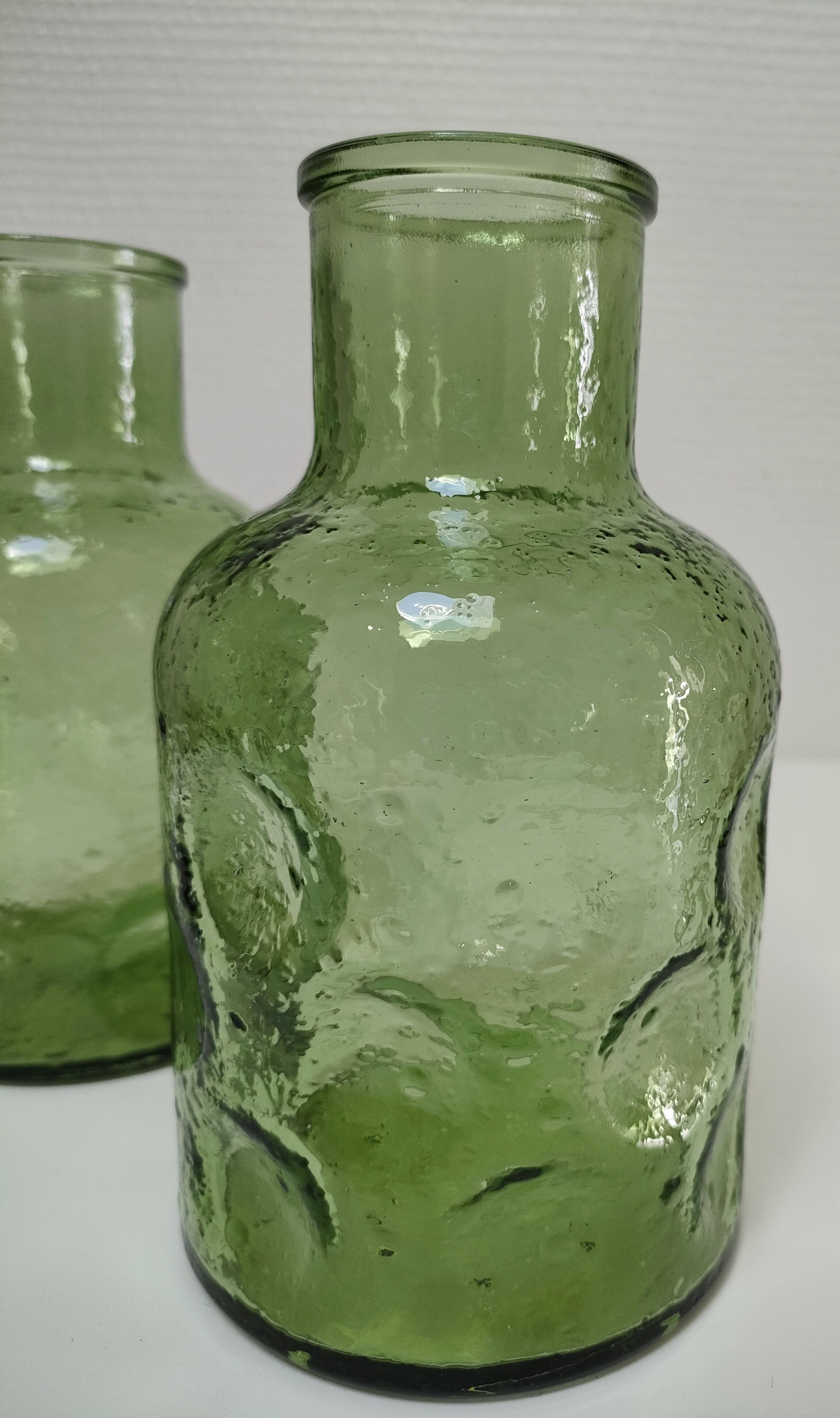Deux vases verre moulé texturé vert années 70