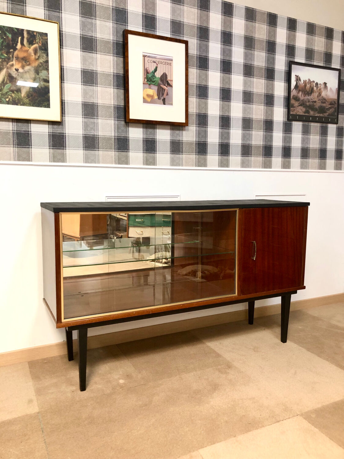 Vintage showcase row