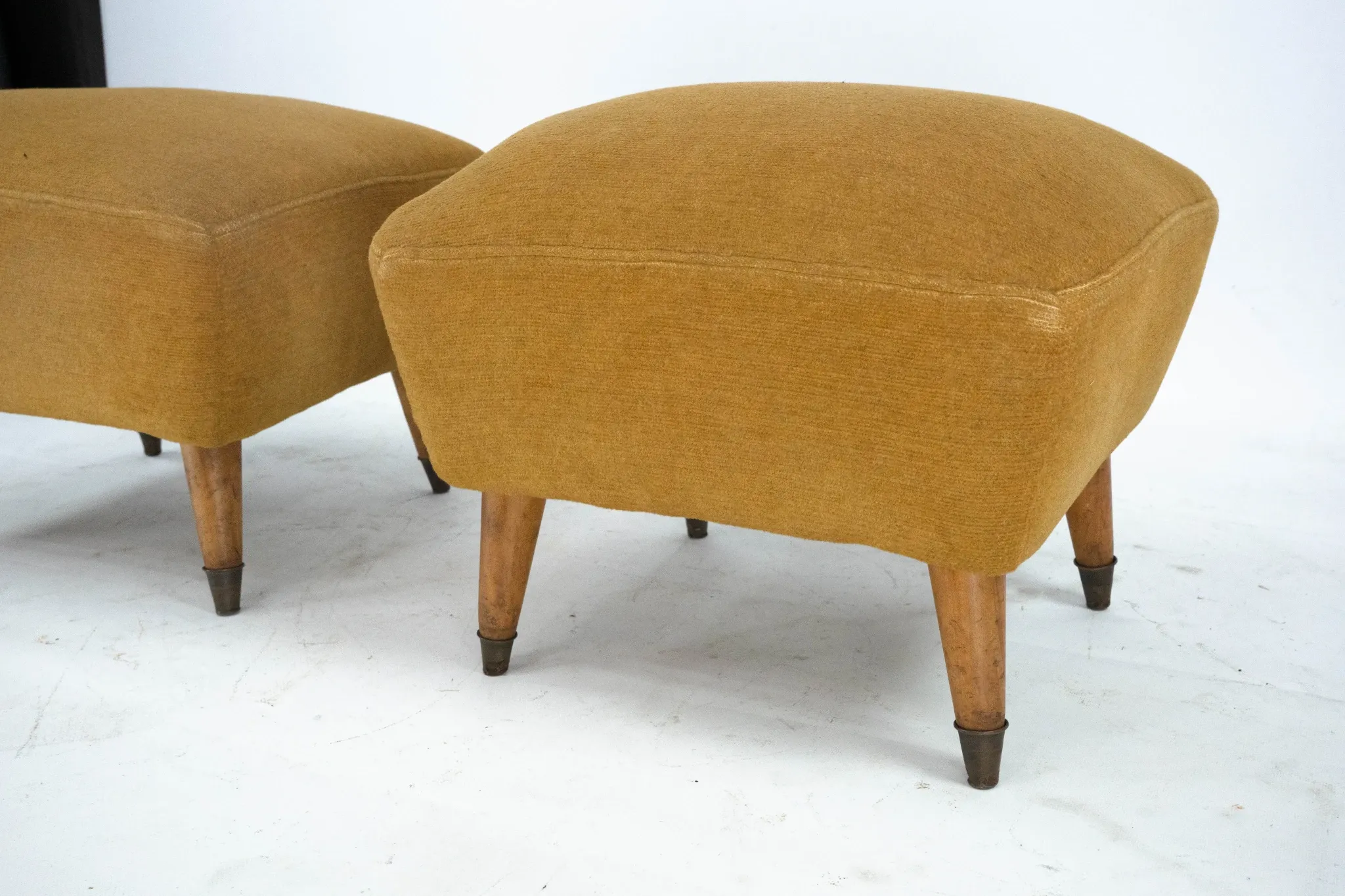 Italian Mid-Century pair of ottomans in the style of Gio Ponti. Italy 1950s