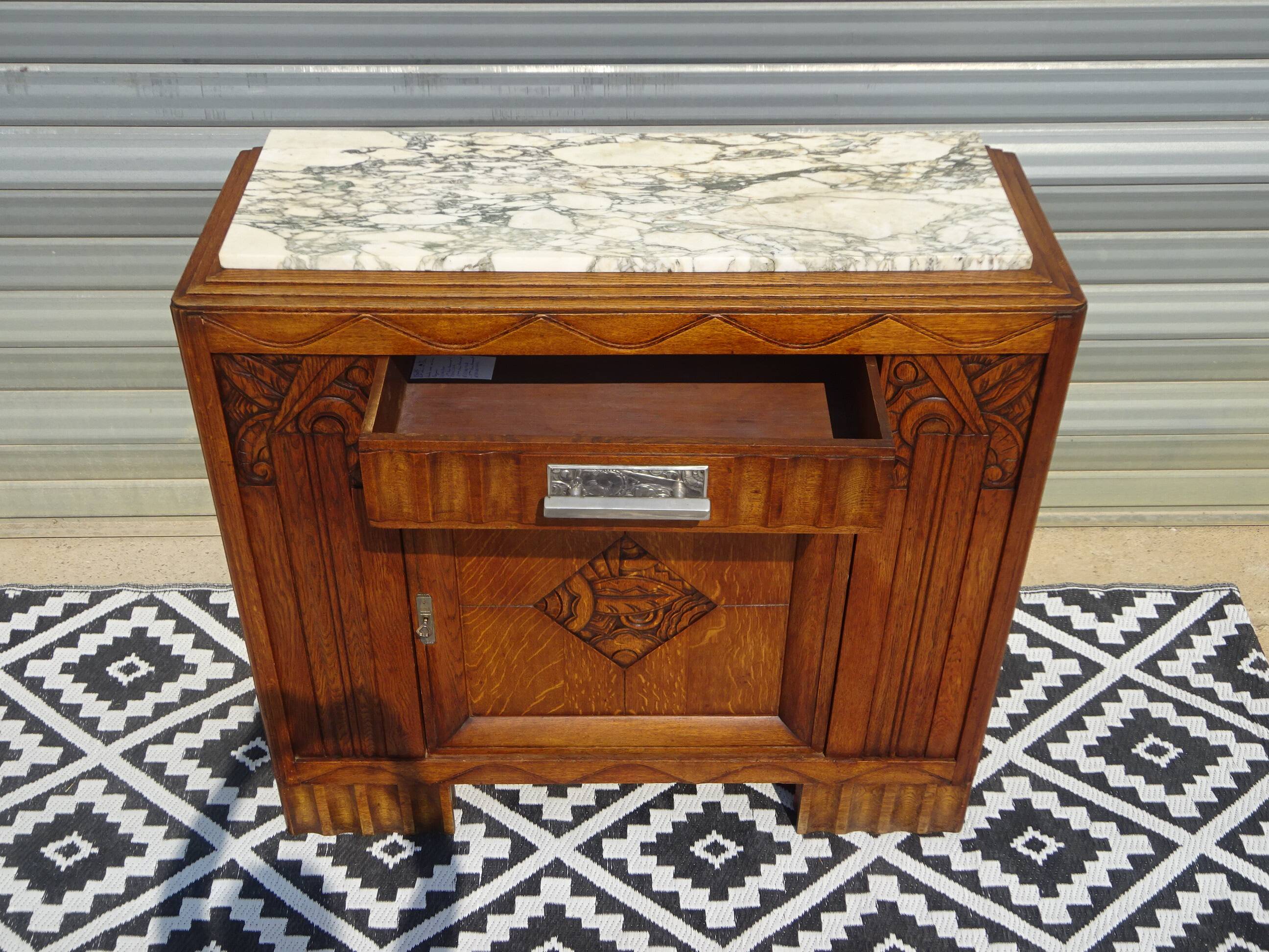 Ancien buffet en chêne et marbre, époque et style Art Déco