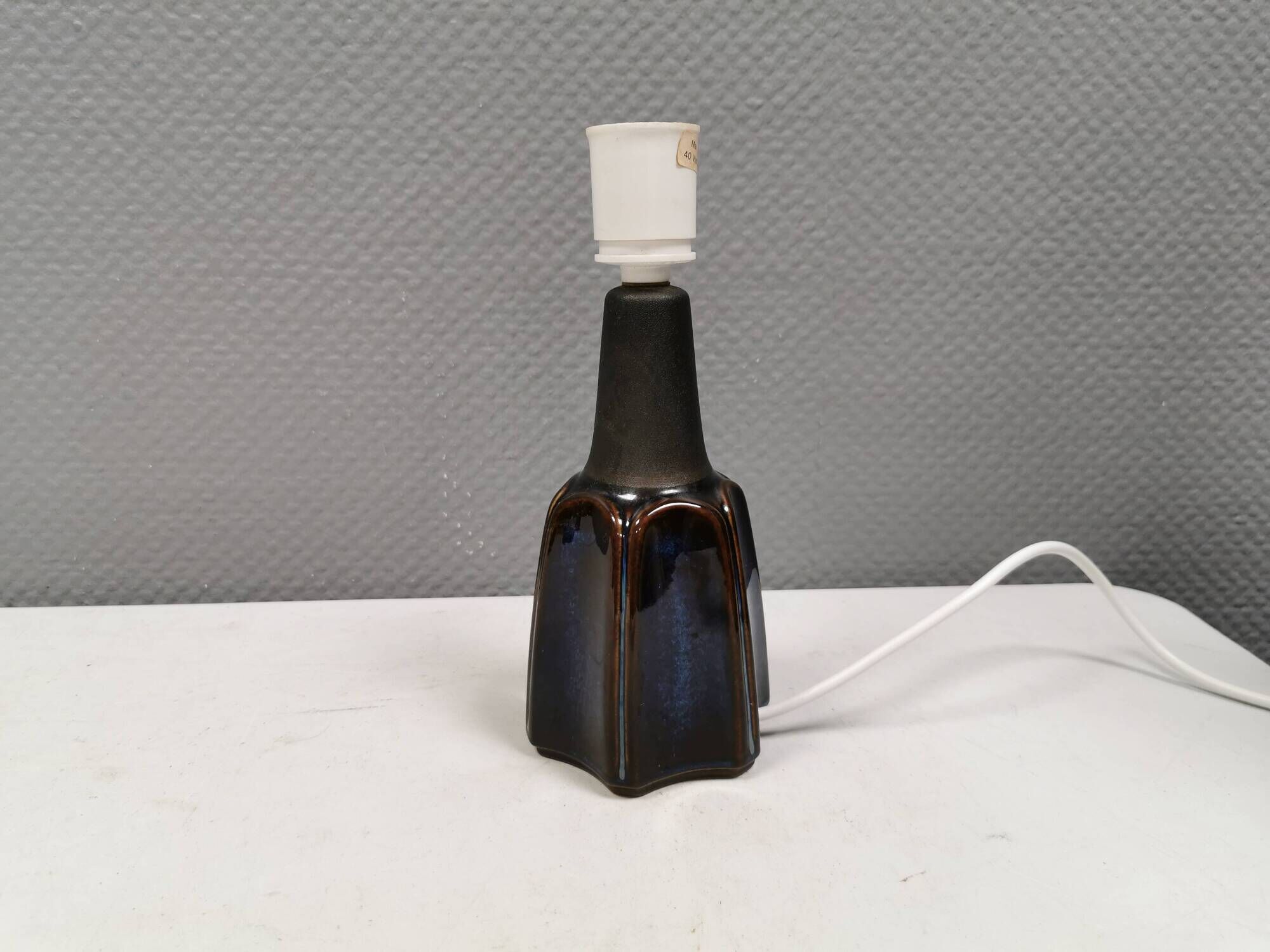 Petite et belle lampe de table en forme d'étoile de la marque danoise Søholm.