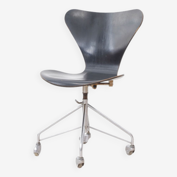 Arne Jacobsen "3117" swivel chair by Fritz Hansen