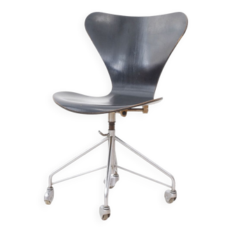 Arne Jacobsen "3117" swivel chair by Fritz Hansen