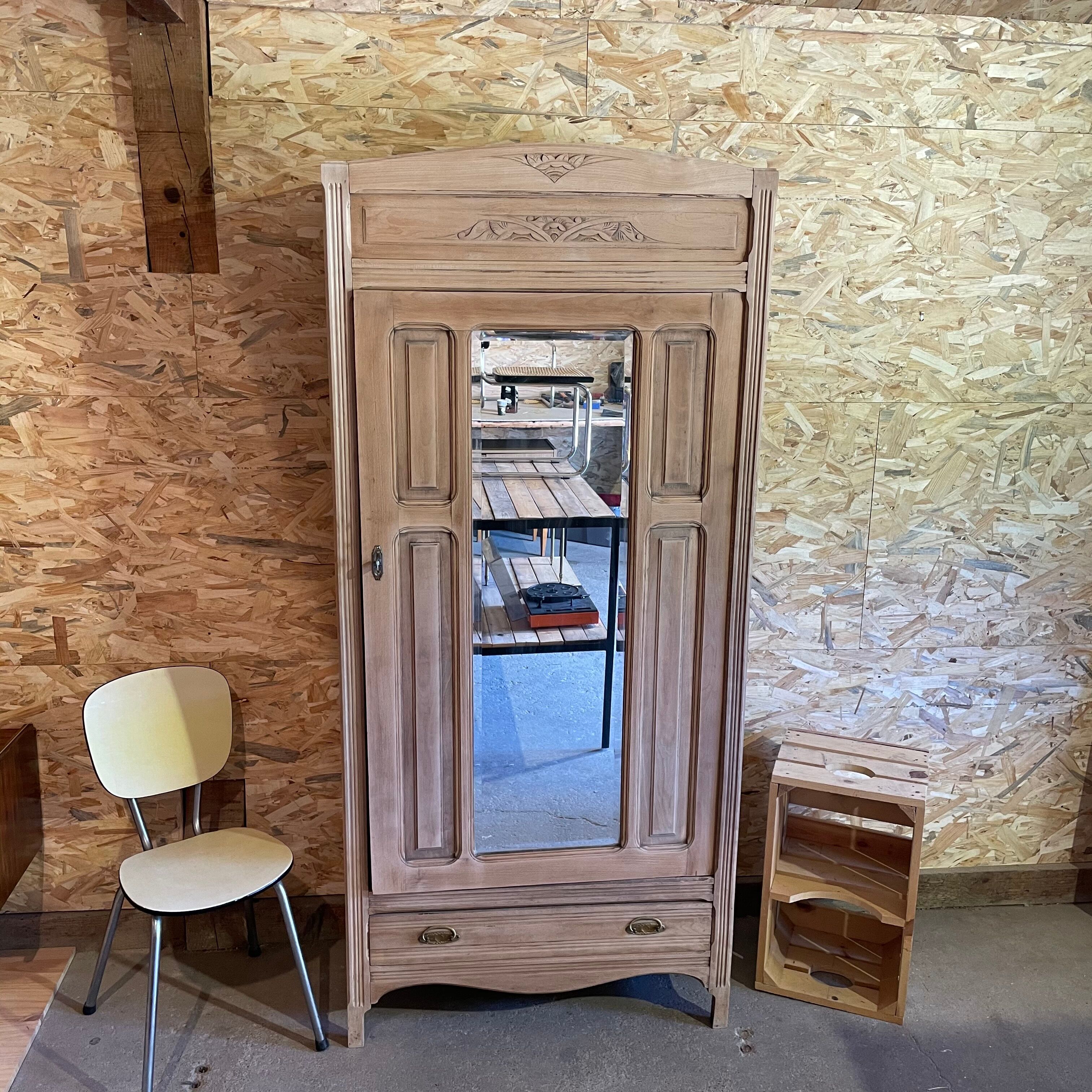 Armoire parisienne vintage avec miroir