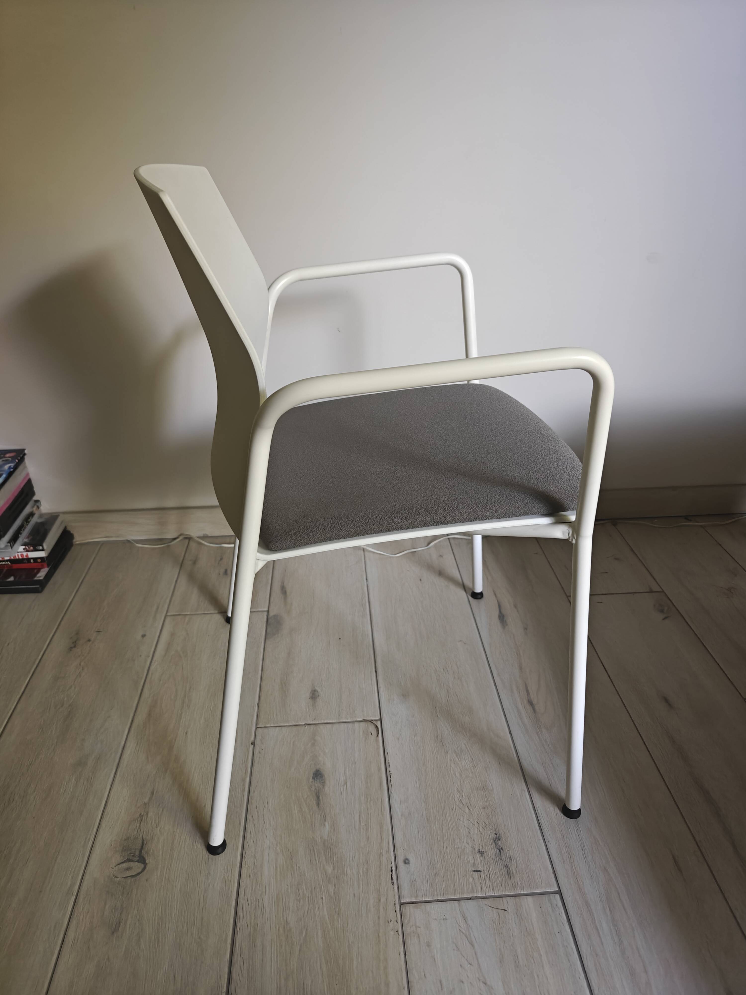 6 Akaba Kabi ergonomic chairs designed by Jorge Pensi (stackable)