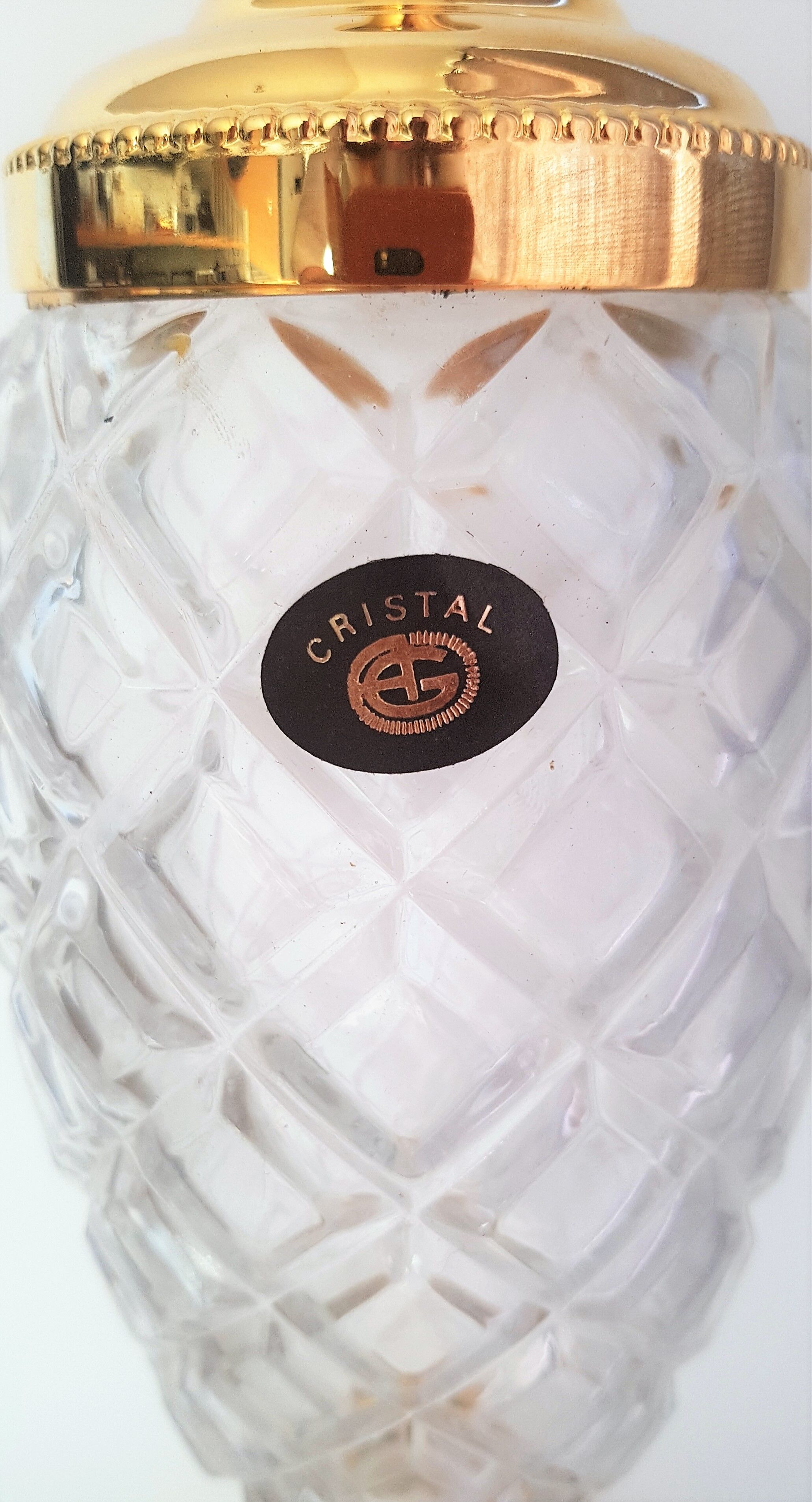 Jug fountain in crystal and gold metal