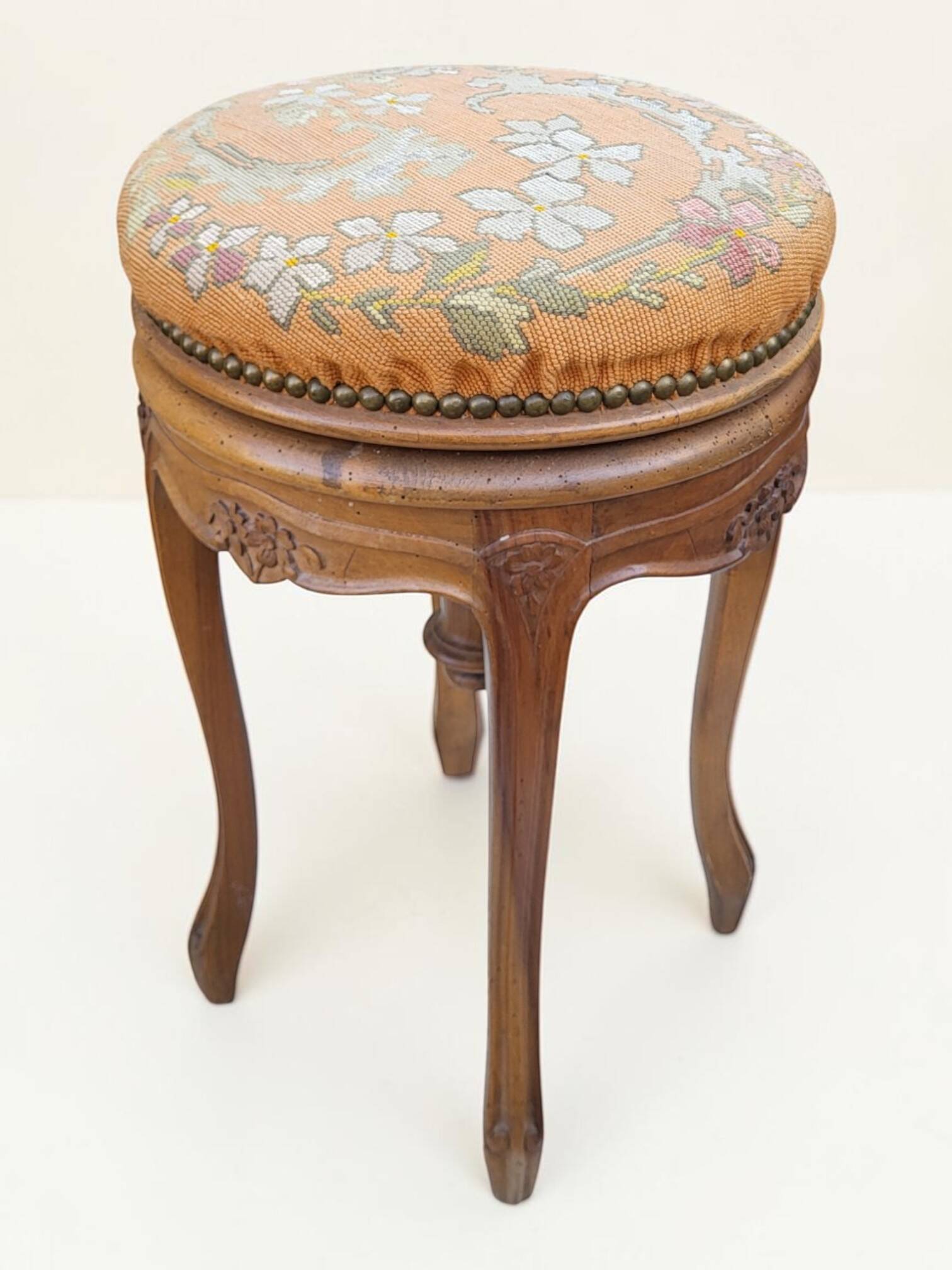 Swivel piano stool with screw, Louis XV style, in walnut.