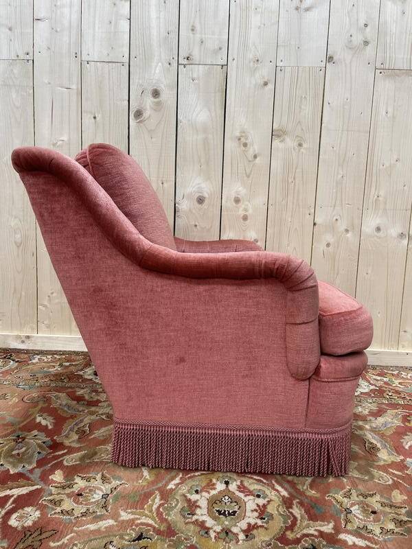 Fauteuil style crapaud en velours rose capitonné