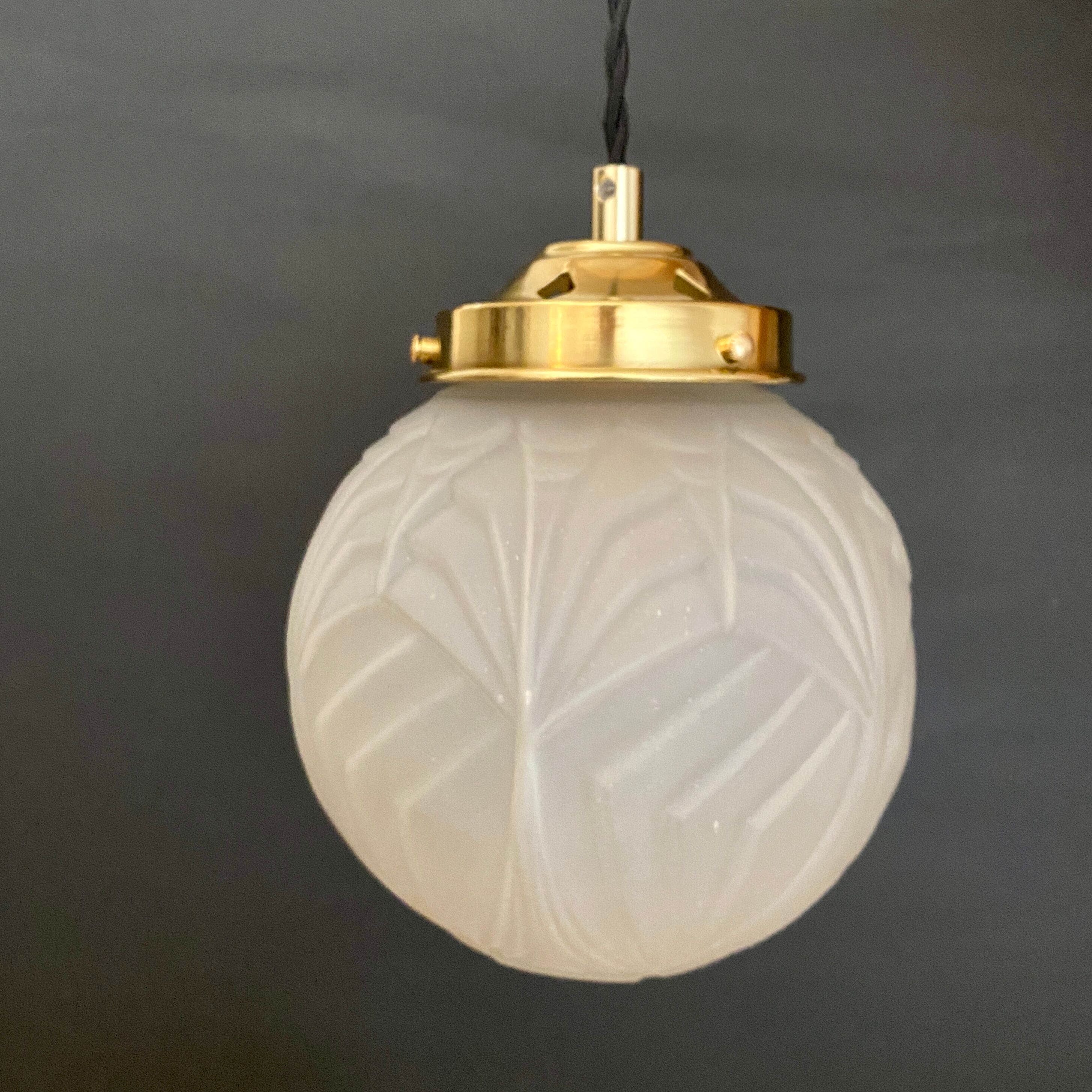 Suspension globe vintage art déco en verre dépoli