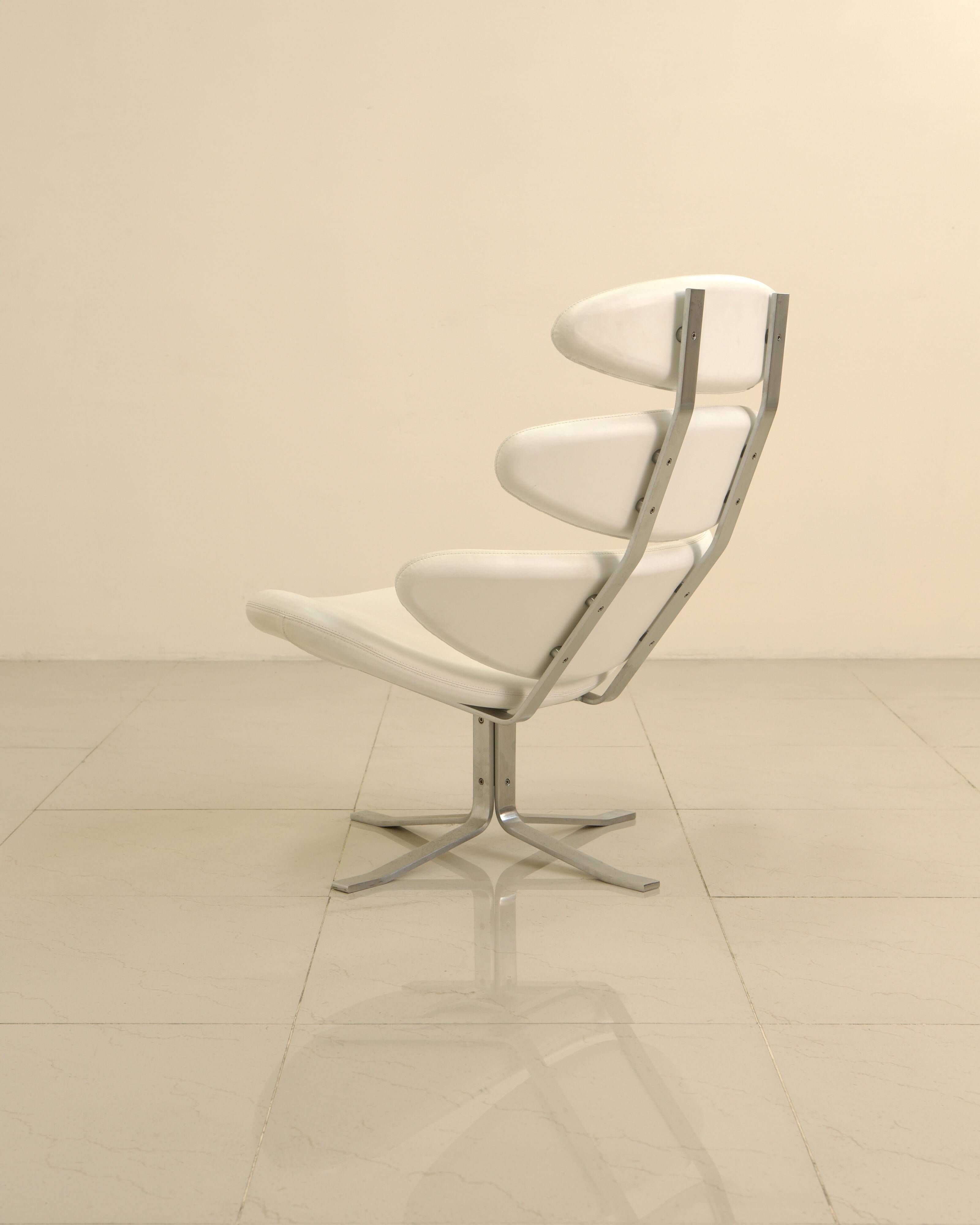 "Corona" lounge chair in white leather by Poul Volther for Erik Jørgensen